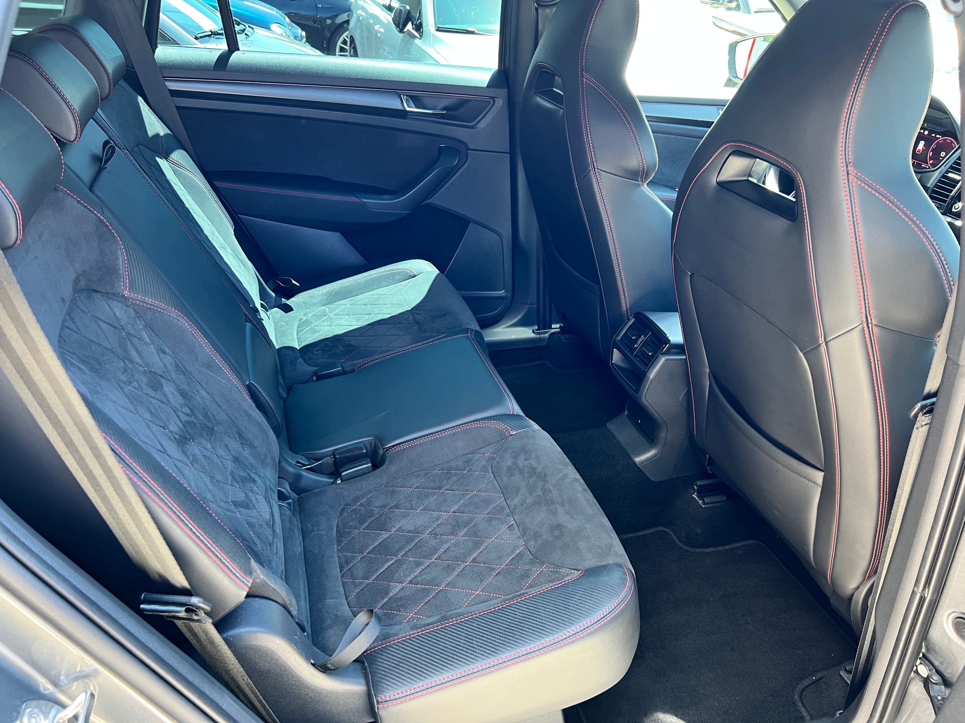 SKODA Kodiaq 2.0 TSI 4x4 RS 245PS 7 Sitzer-image-11