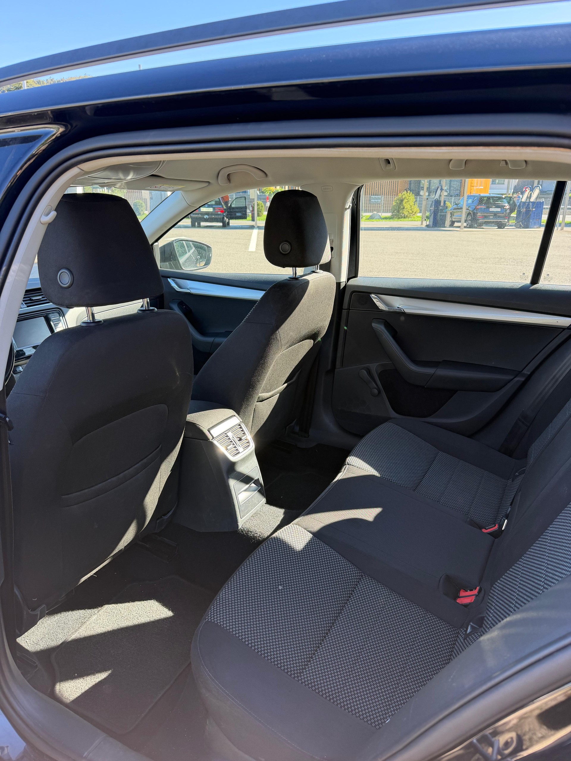 SKODA Octavia Combi 1.6 TDI Active DSG-image-10