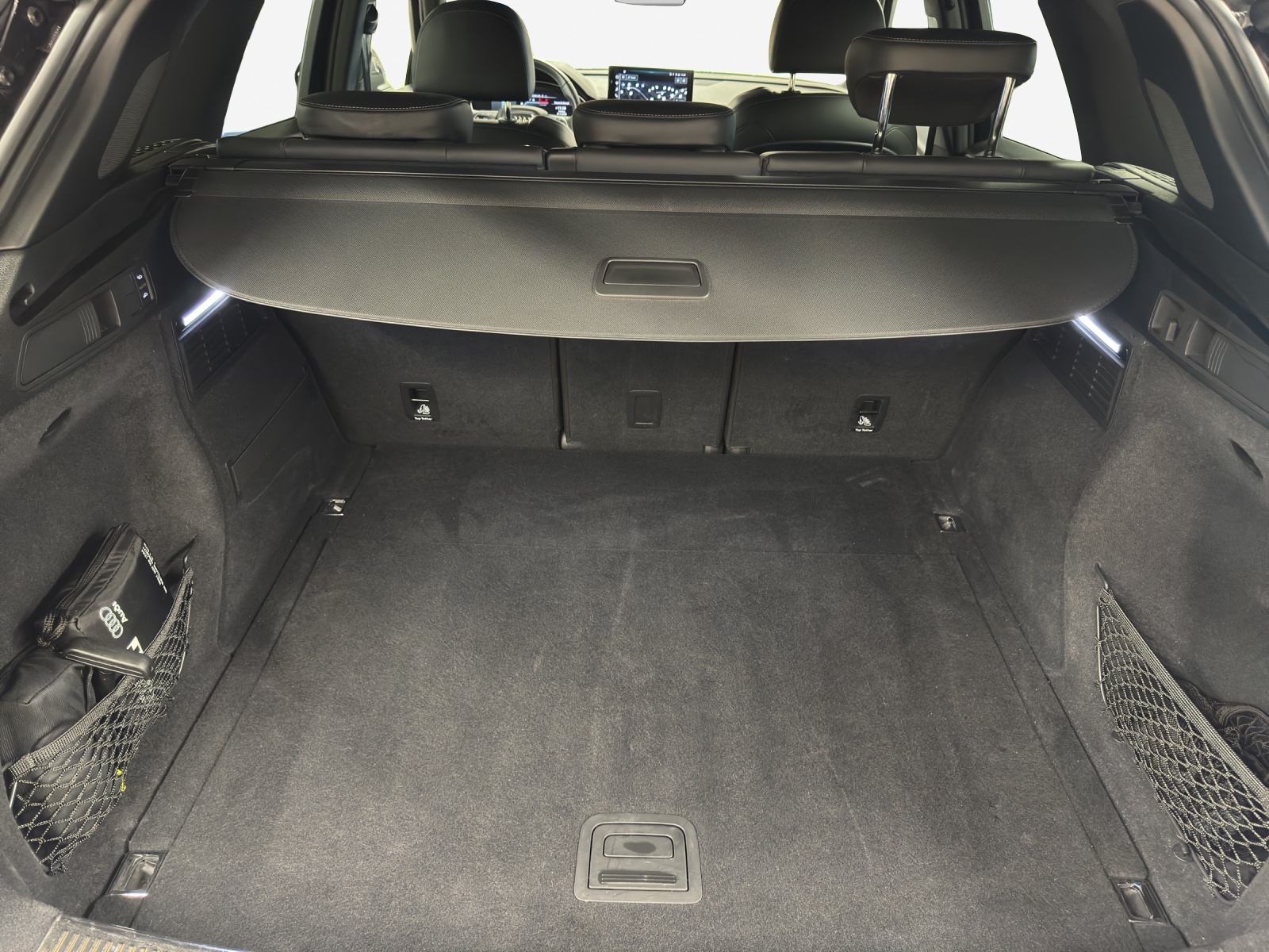 AUDI Q5 40 TDI Black Edition quattro S-tronic-image-12