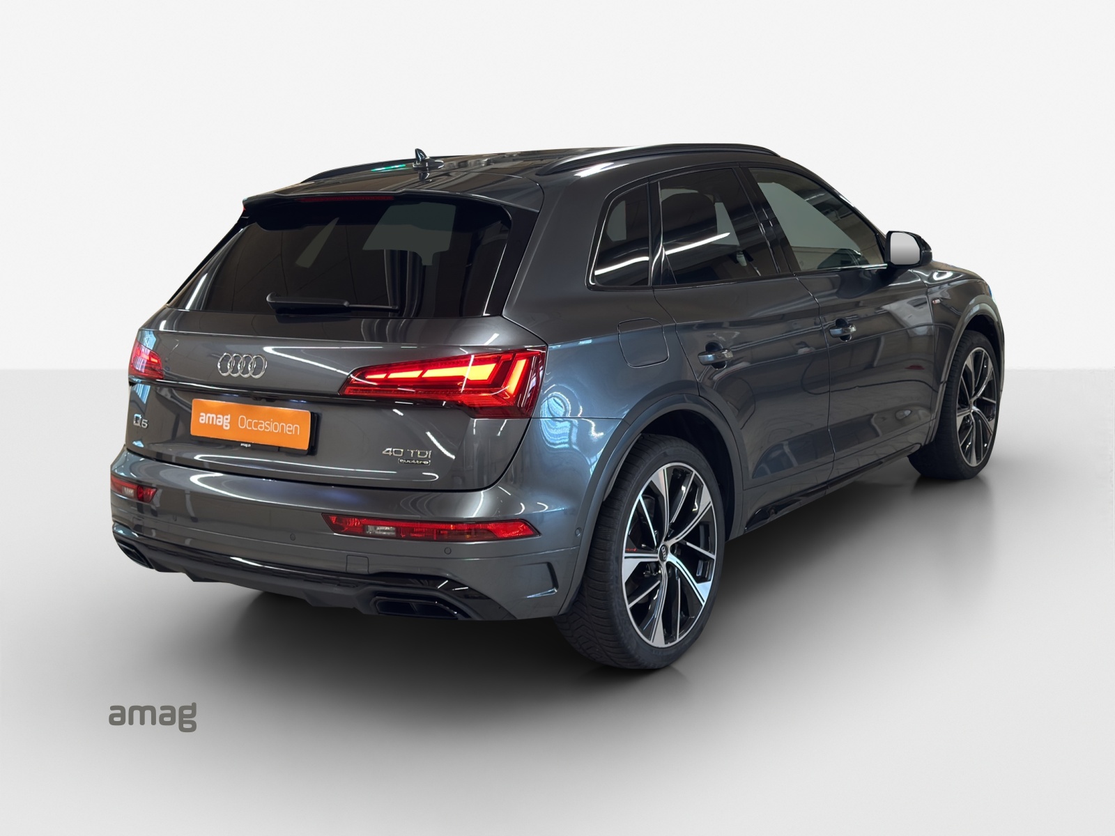 AUDI Q5 40 TDI Black Edition quattro S-tronic-image-4