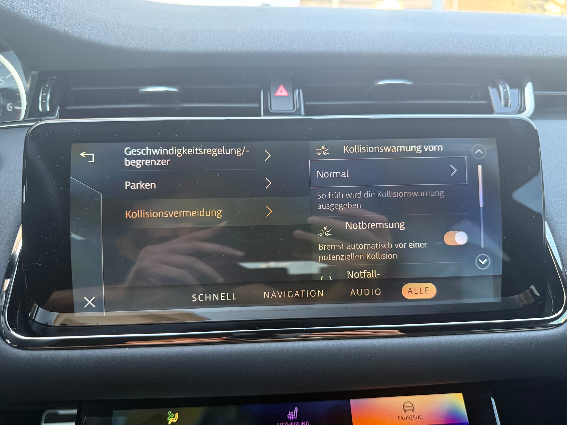 LAND ROVER Range Rover Evoque 2.0 T R-Dynamic SE-image-17
