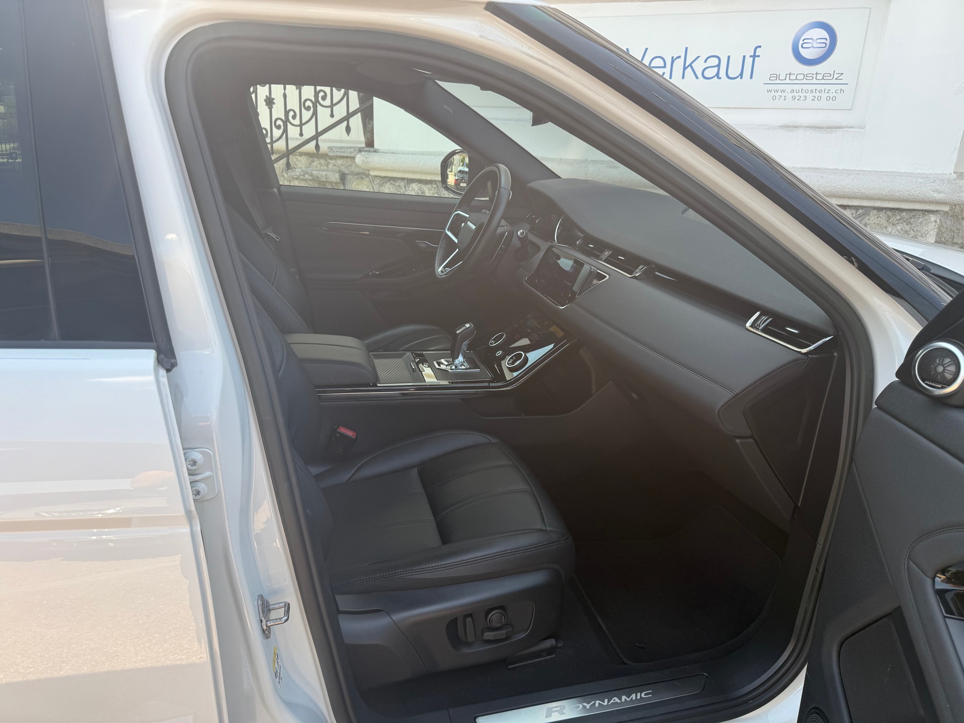 LAND ROVER Range Rover Evoque 2.0 T R-Dynamic SE-image-9