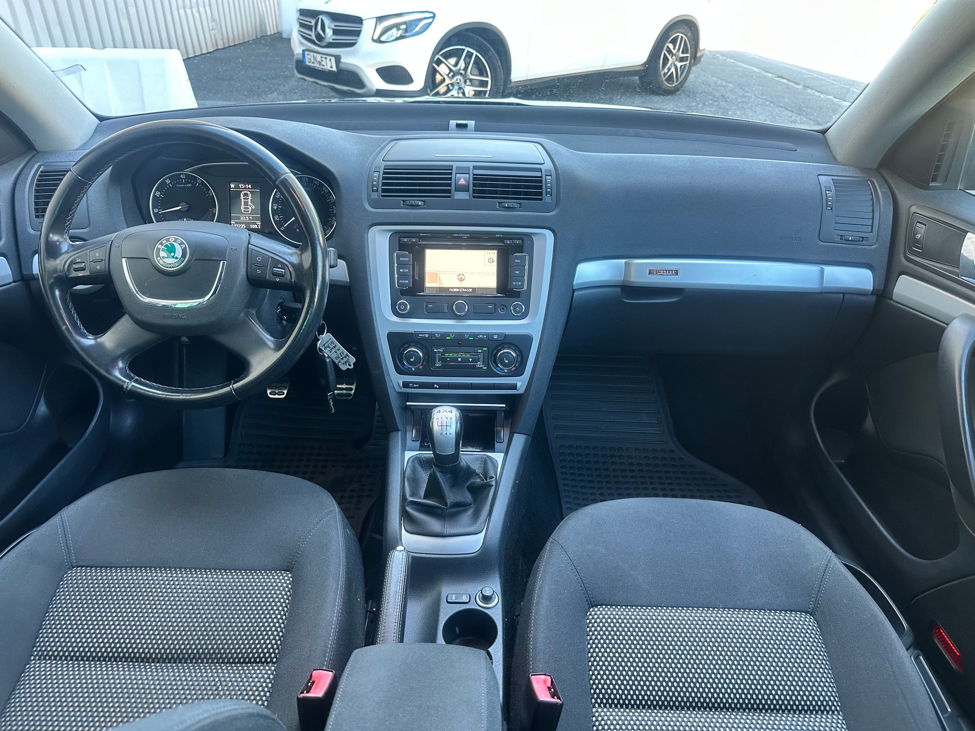 SKODA Octavia Combi 1.8 TSI Scout 4x4-image-11