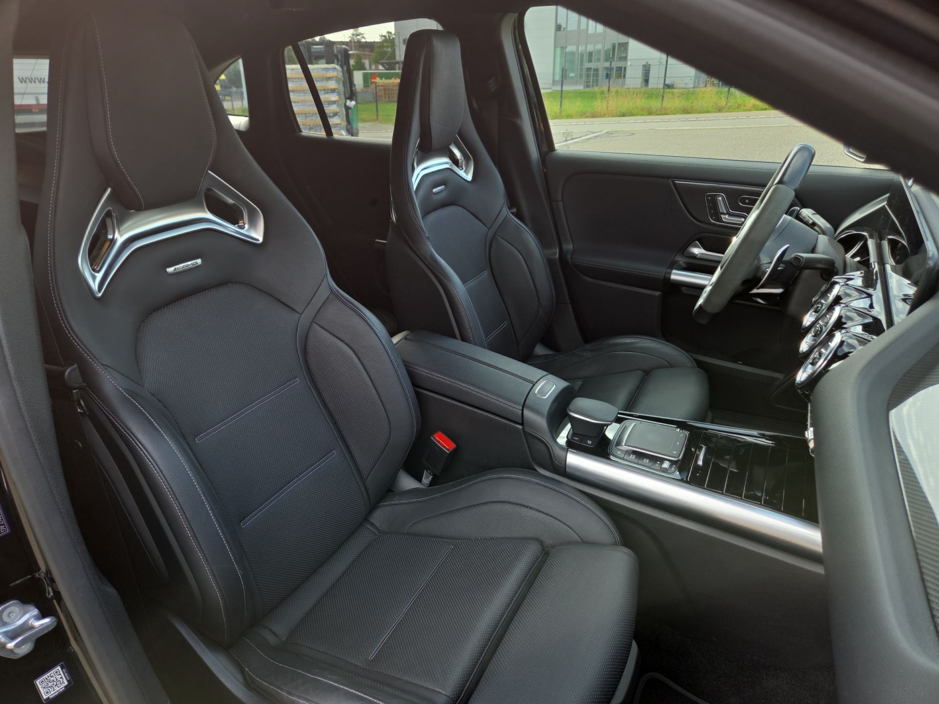 MERCEDES-BENZ GLA 45 S AMG 4Matic+ 8G-Speedshift DCT-image-14