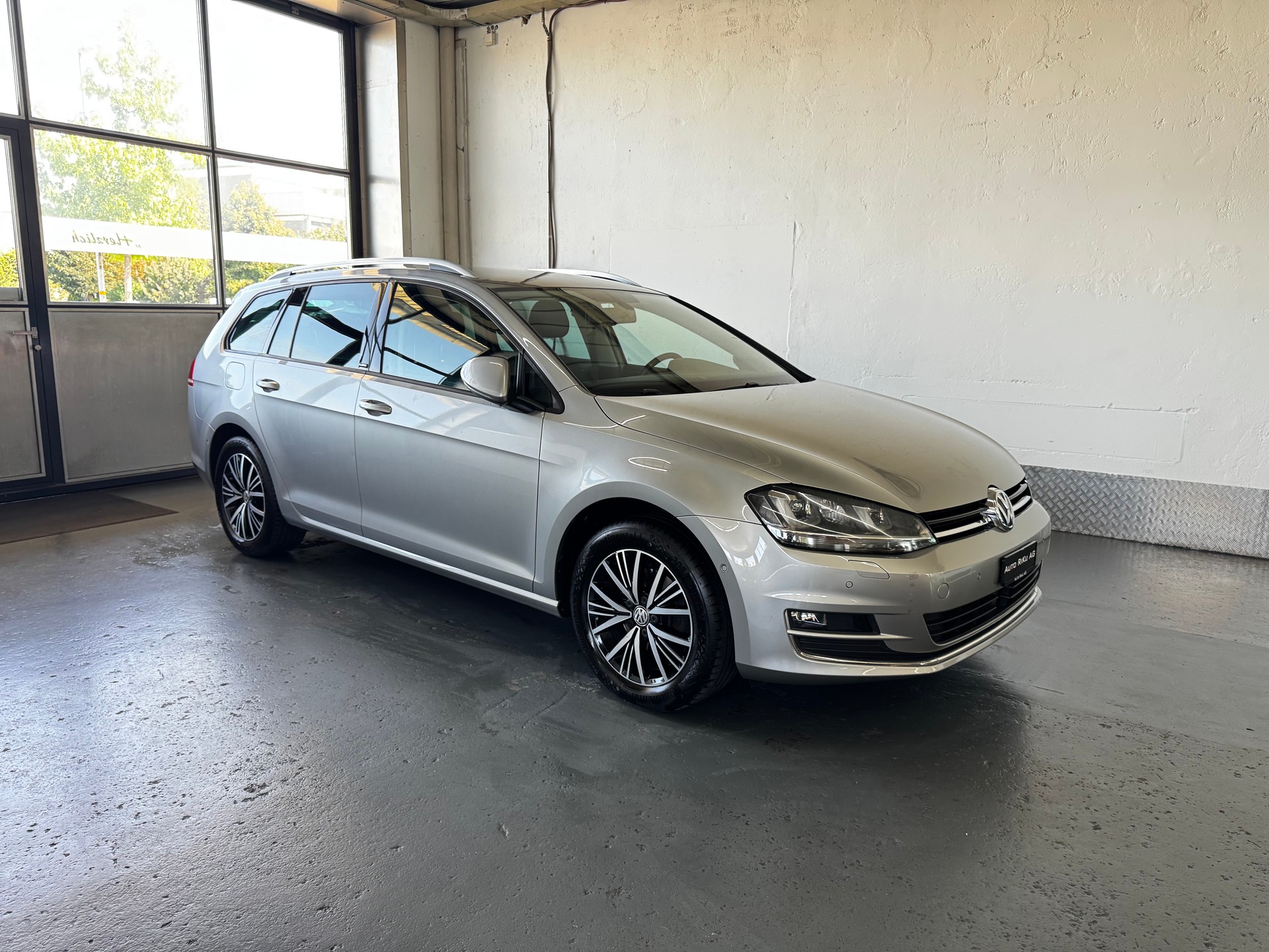 VW Golf Variant 1.6 TDI Allstar 4Motion-image-1