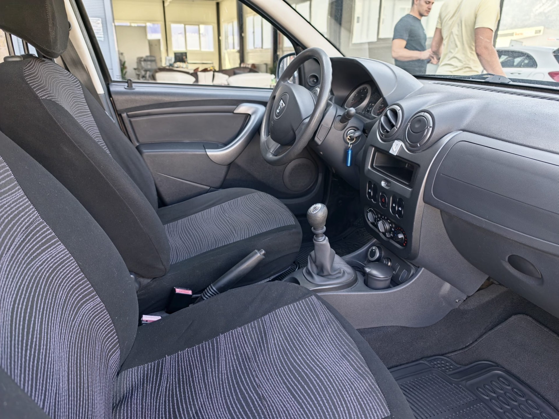 DACIA Duster 1.6 Lauréate 4x4-image-11