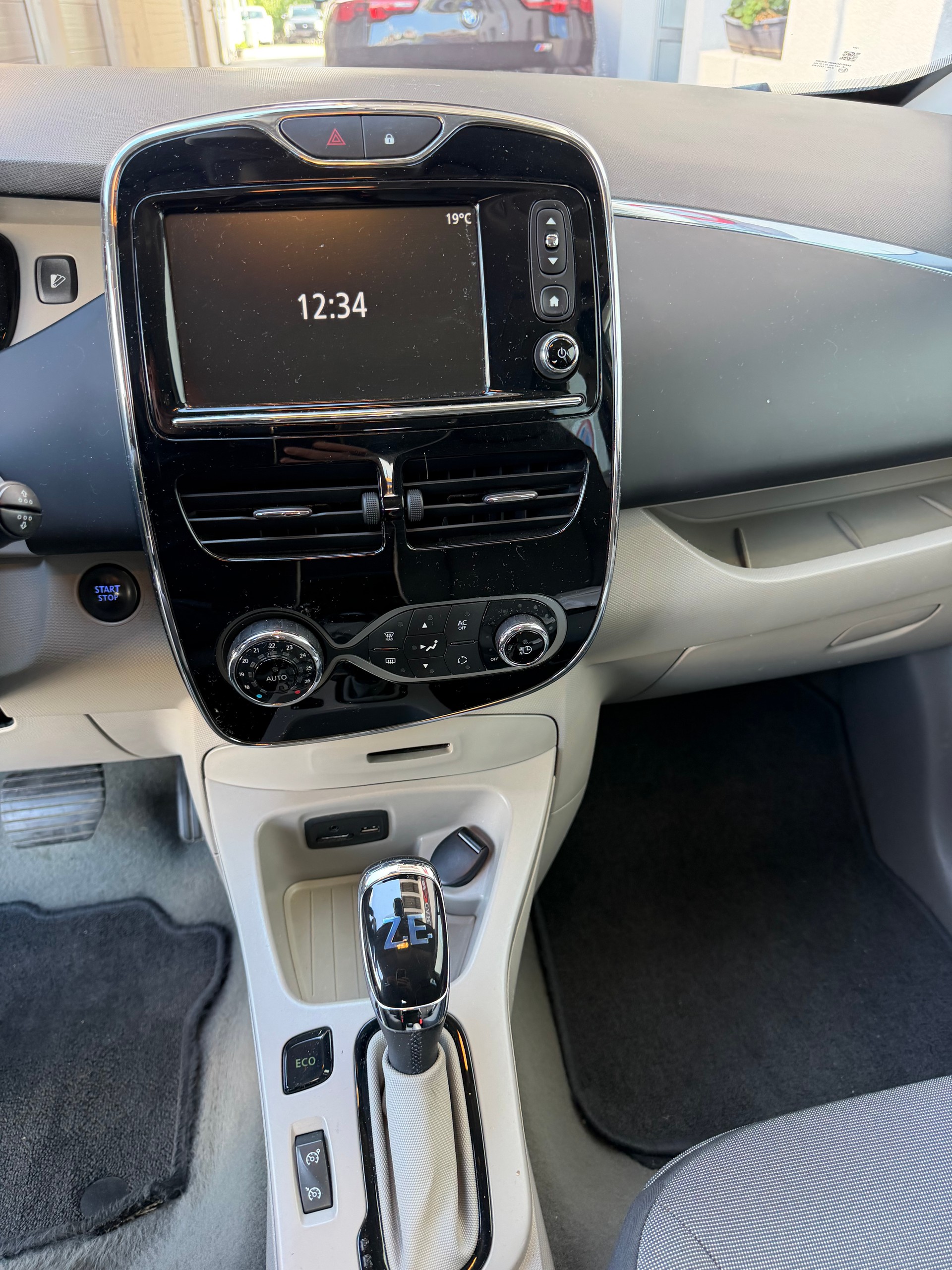 RENAULT ZOE-image-11