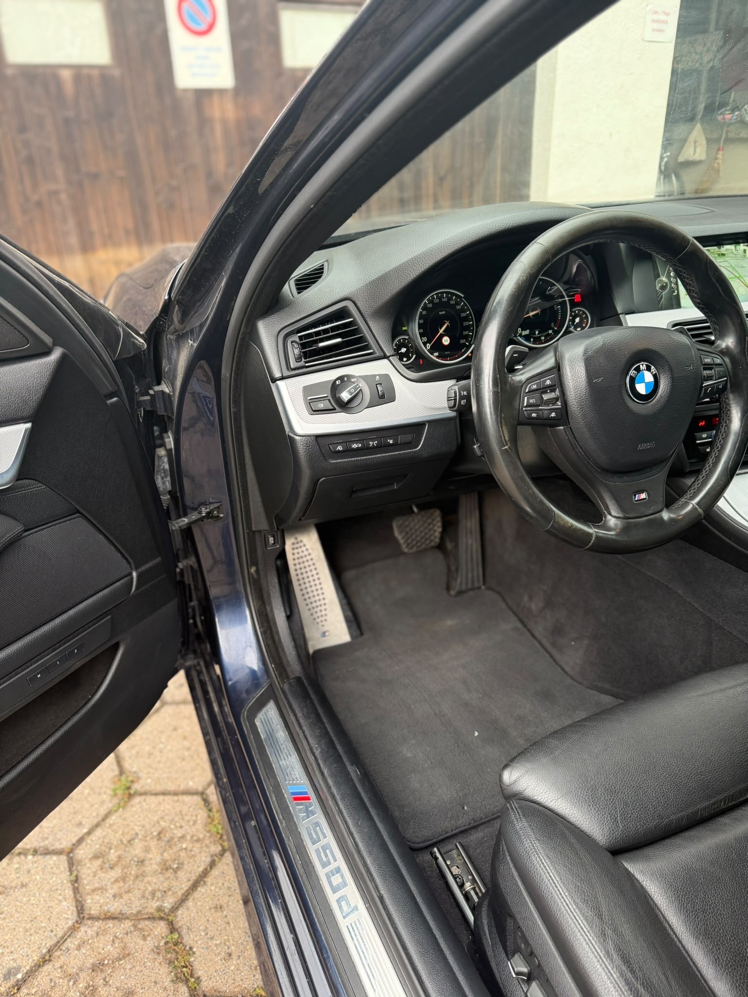 BMW M550d xDrive Touring Steptronic **Unfall**-image-11
