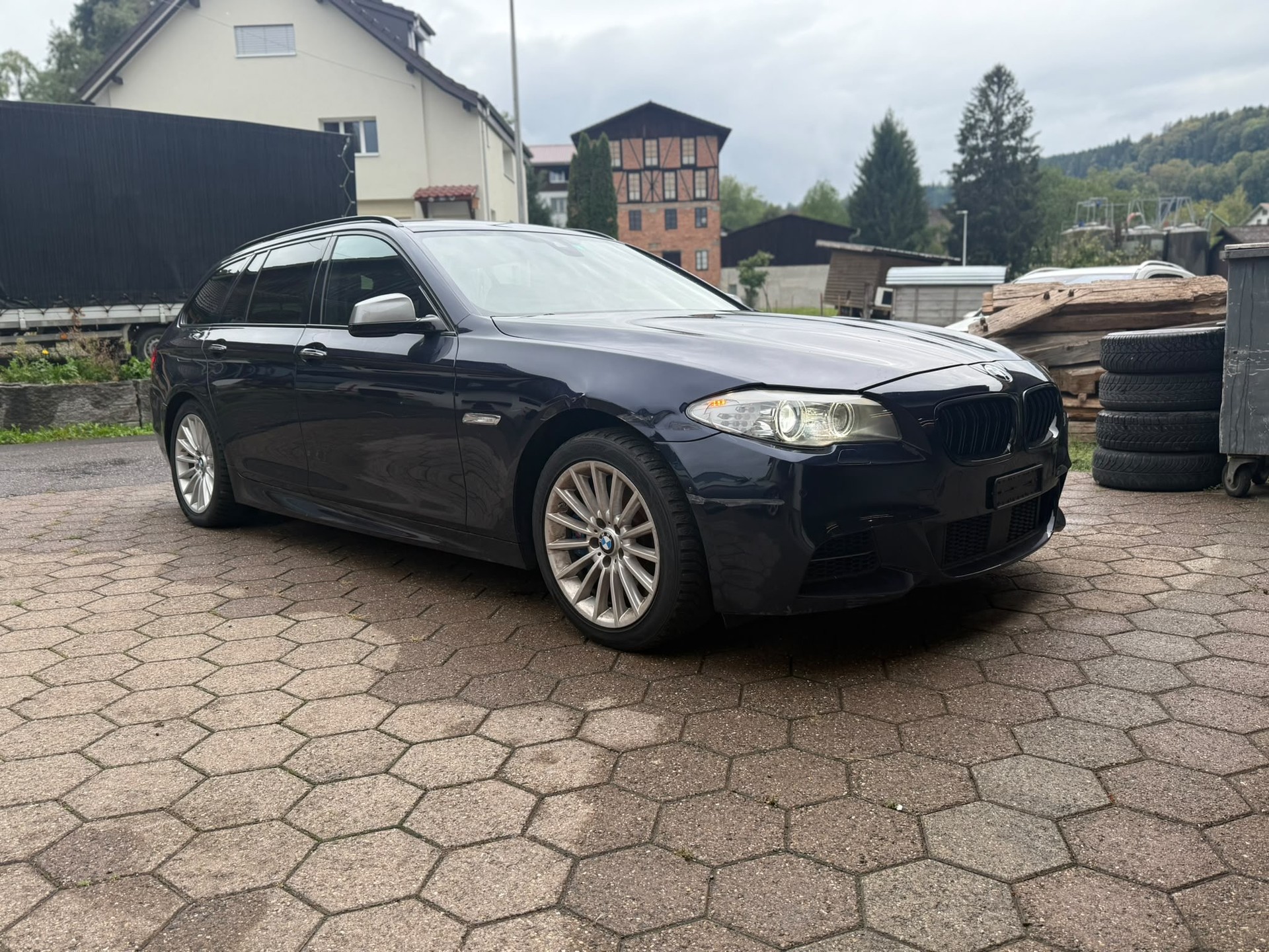 BMW M550d xDrive Touring Steptronic **Unfall**-image-0