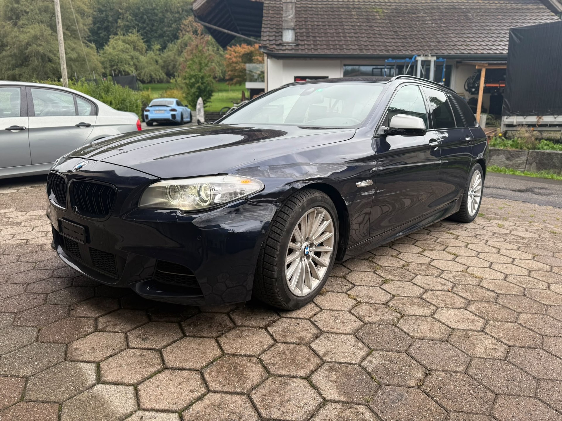 BMW M550d xDrive Touring Steptronic **Unfall**-image-2
