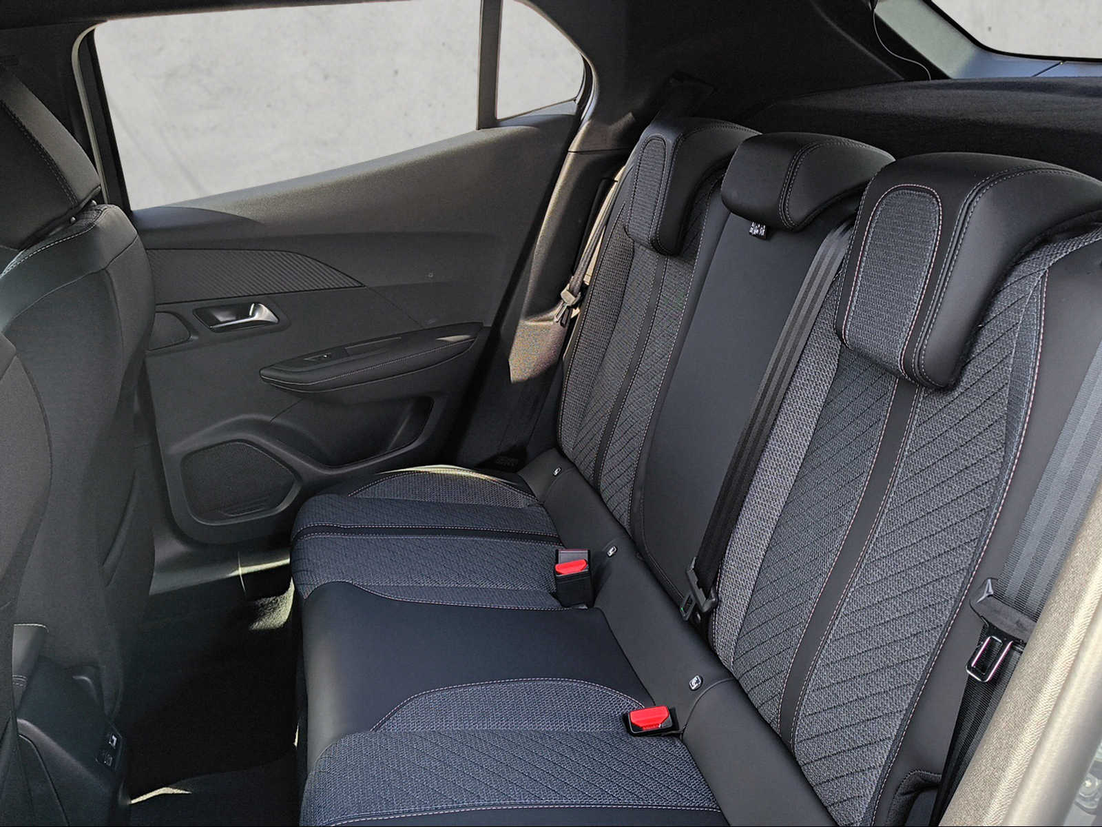 PEUGEOT 2008 e-Allure-image-9