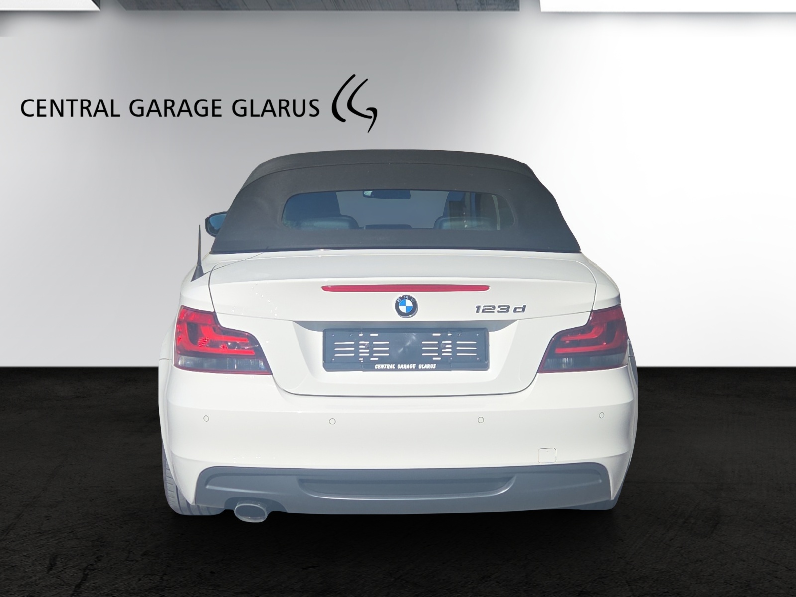 BMW 123d Cabrio-image-13