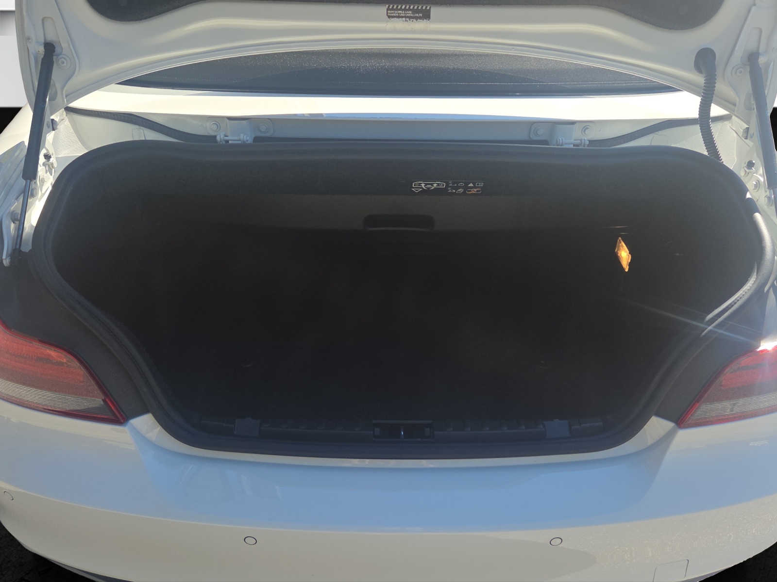 BMW 123d Cabrio-image-25