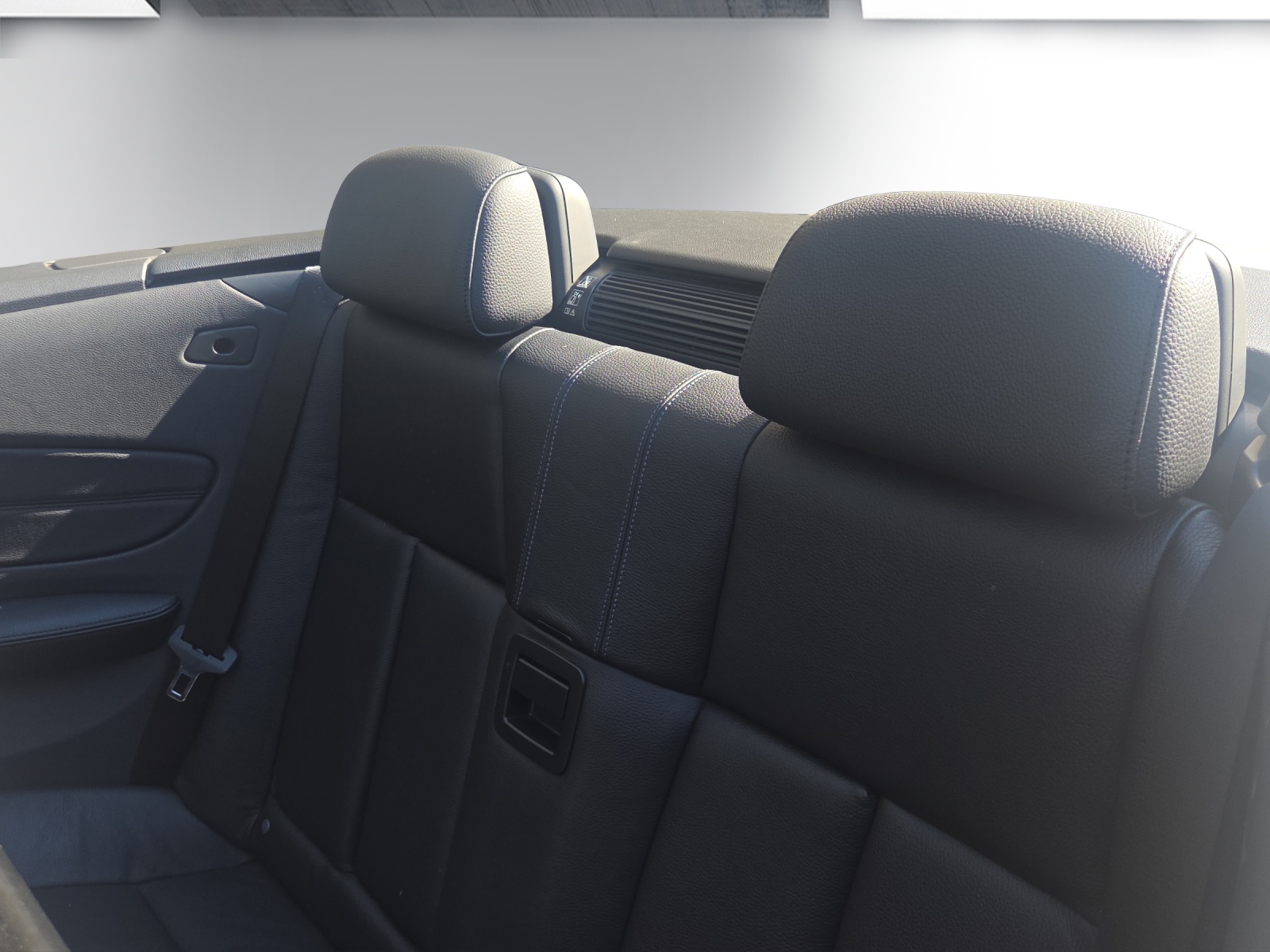 BMW 123d Cabrio-image-24