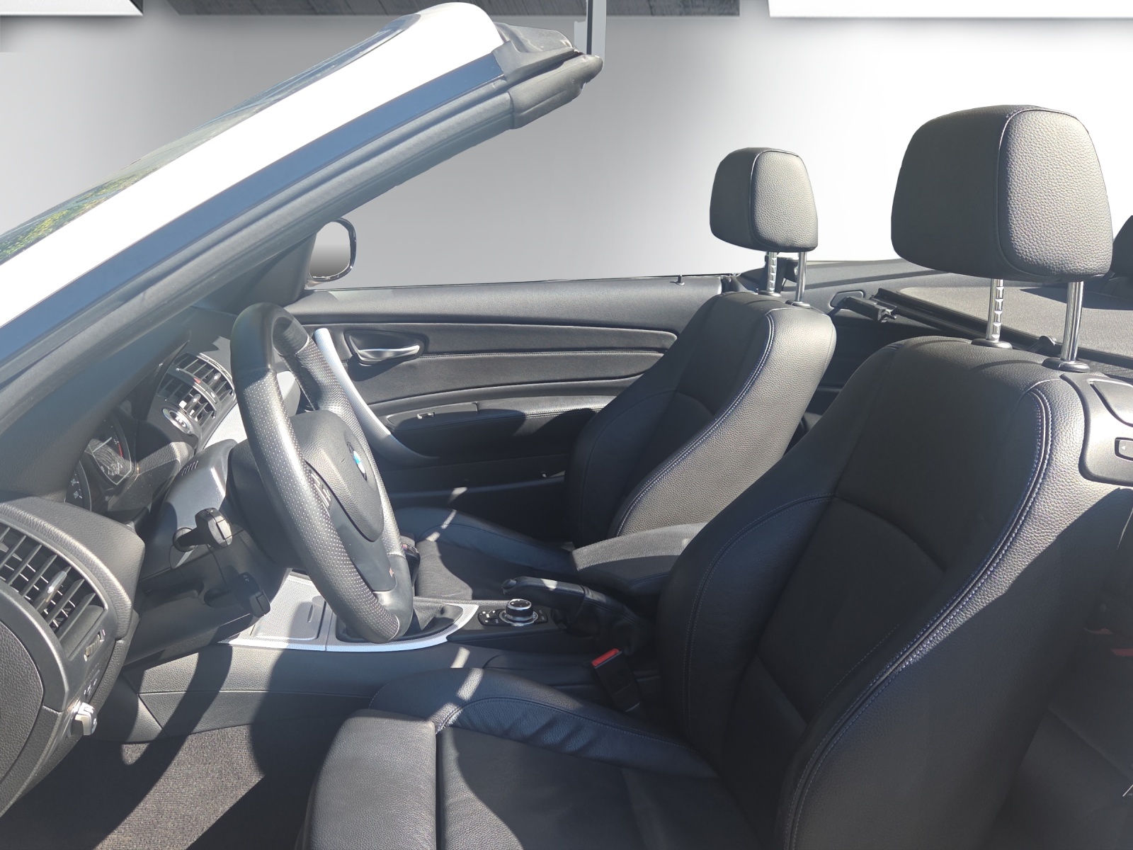 BMW 123d Cabrio-image-18