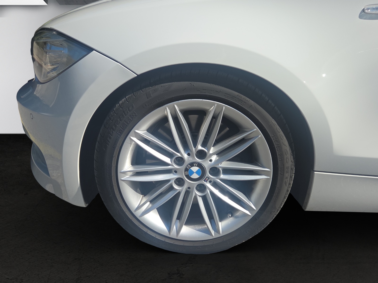 BMW 123d Cabrio-image-16