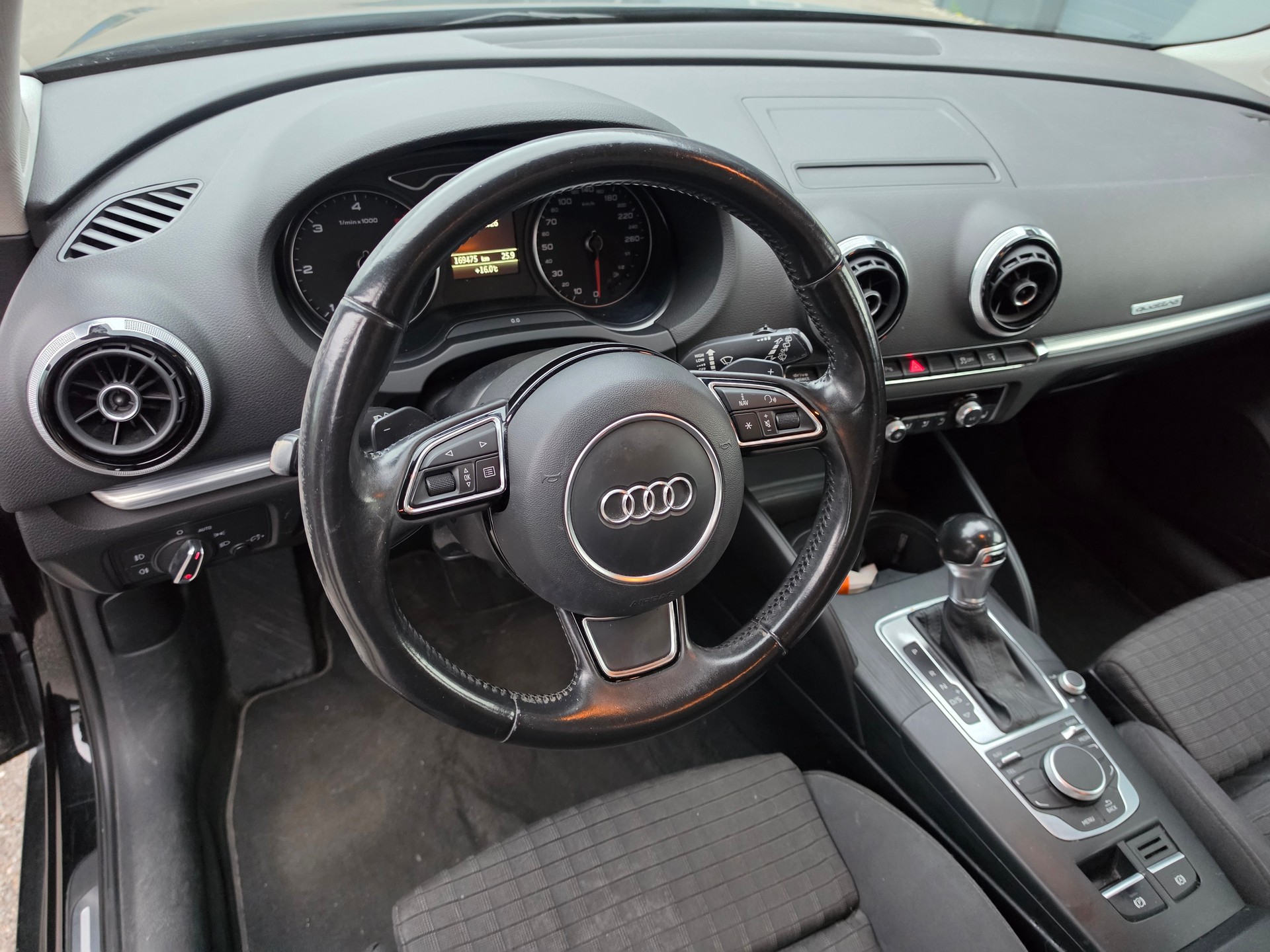 AUDI A3 Sportback 2.0 TDI Attraction quattro S-tronic-image-9