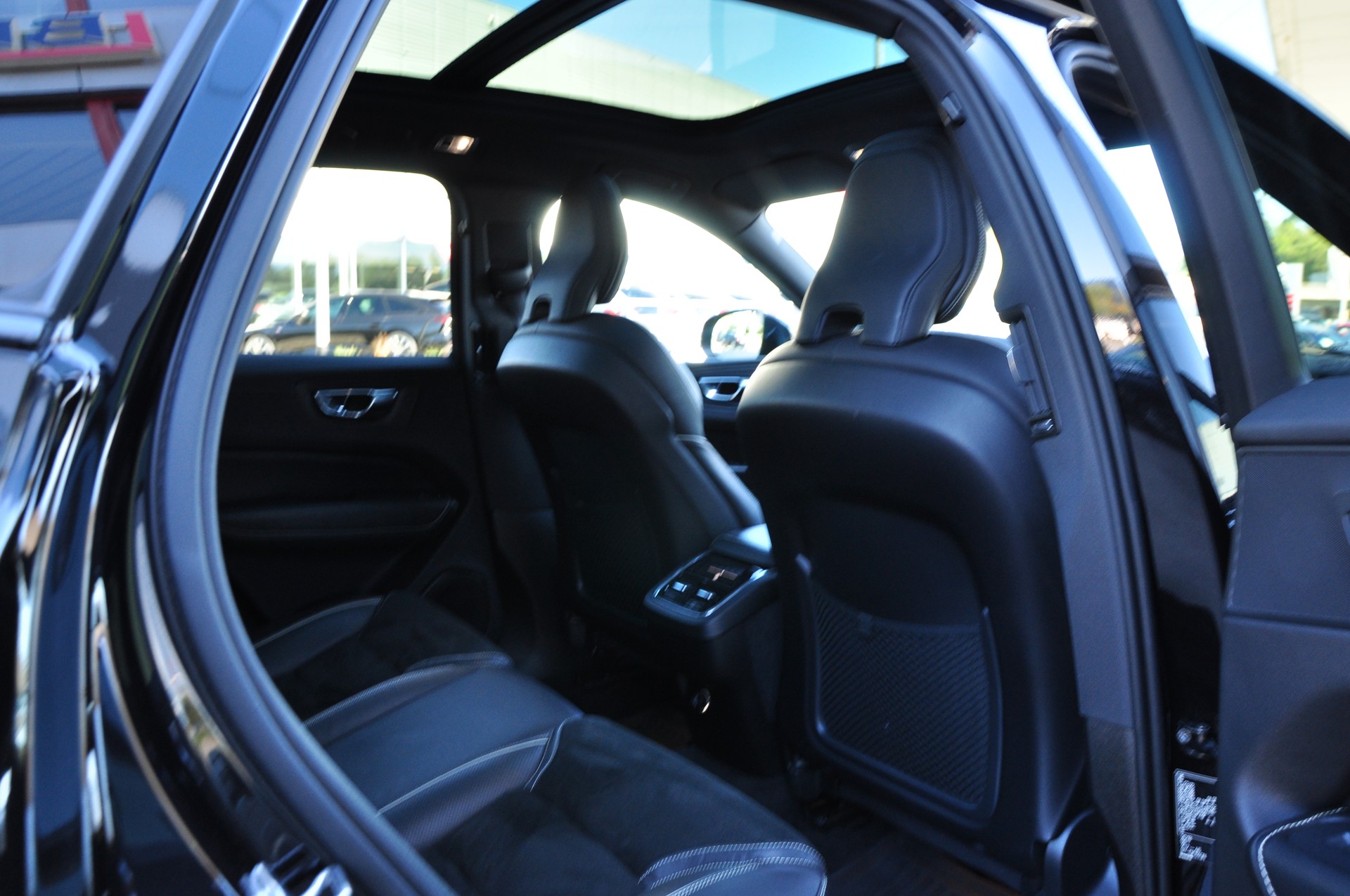 VOLVO XC60 T5 AWD R-Design Geartronic-image-17