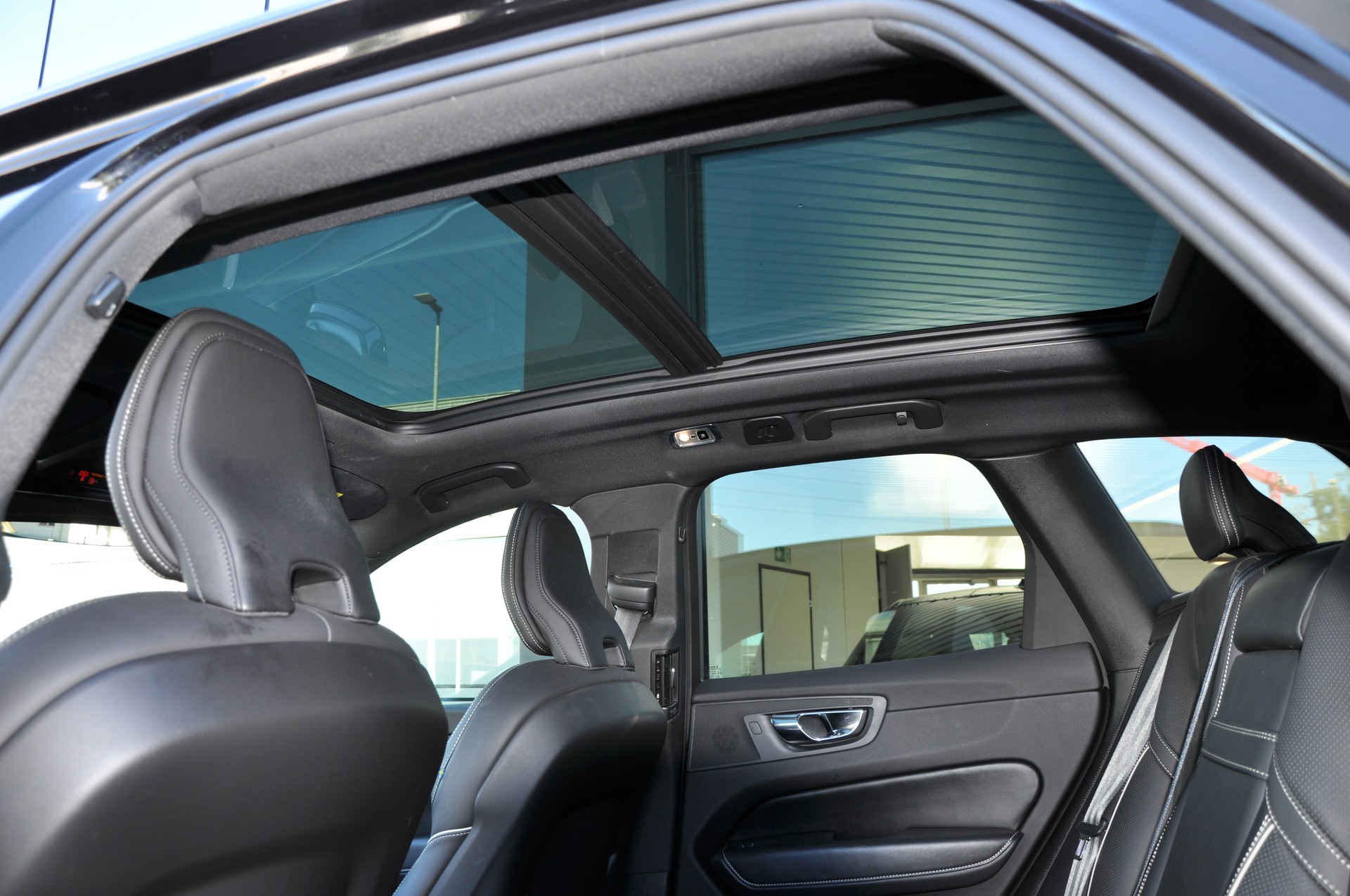 VOLVO XC60 T5 AWD R-Design Geartronic-image-21