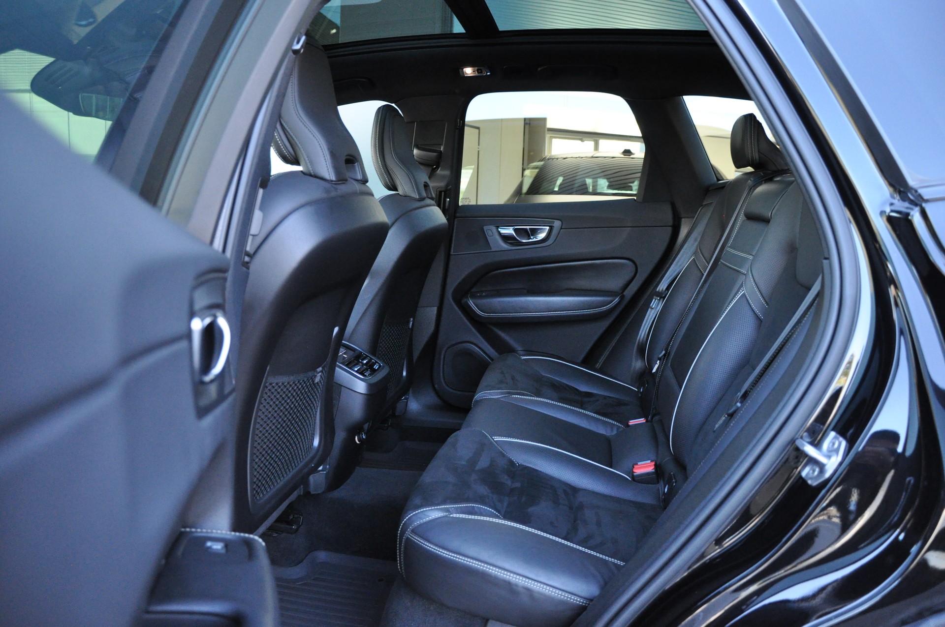 VOLVO XC60 T5 AWD R-Design Geartronic-image-16