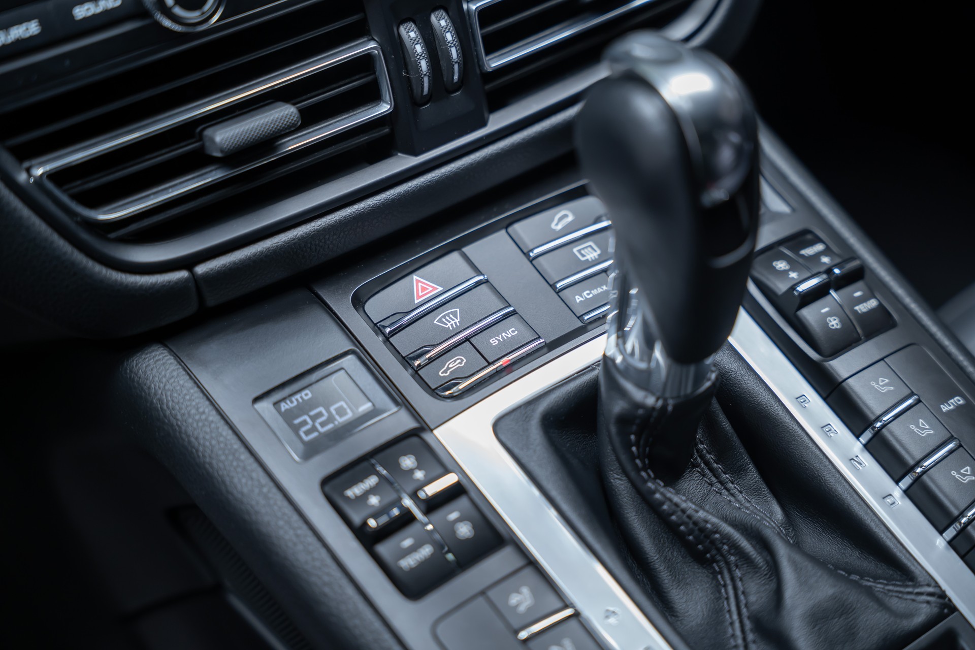 PORSCHE Macan 2.9 V6 GTS / CH-Fahrzeug / Sport-Chrono / Panorama-Schiebedach-image-34