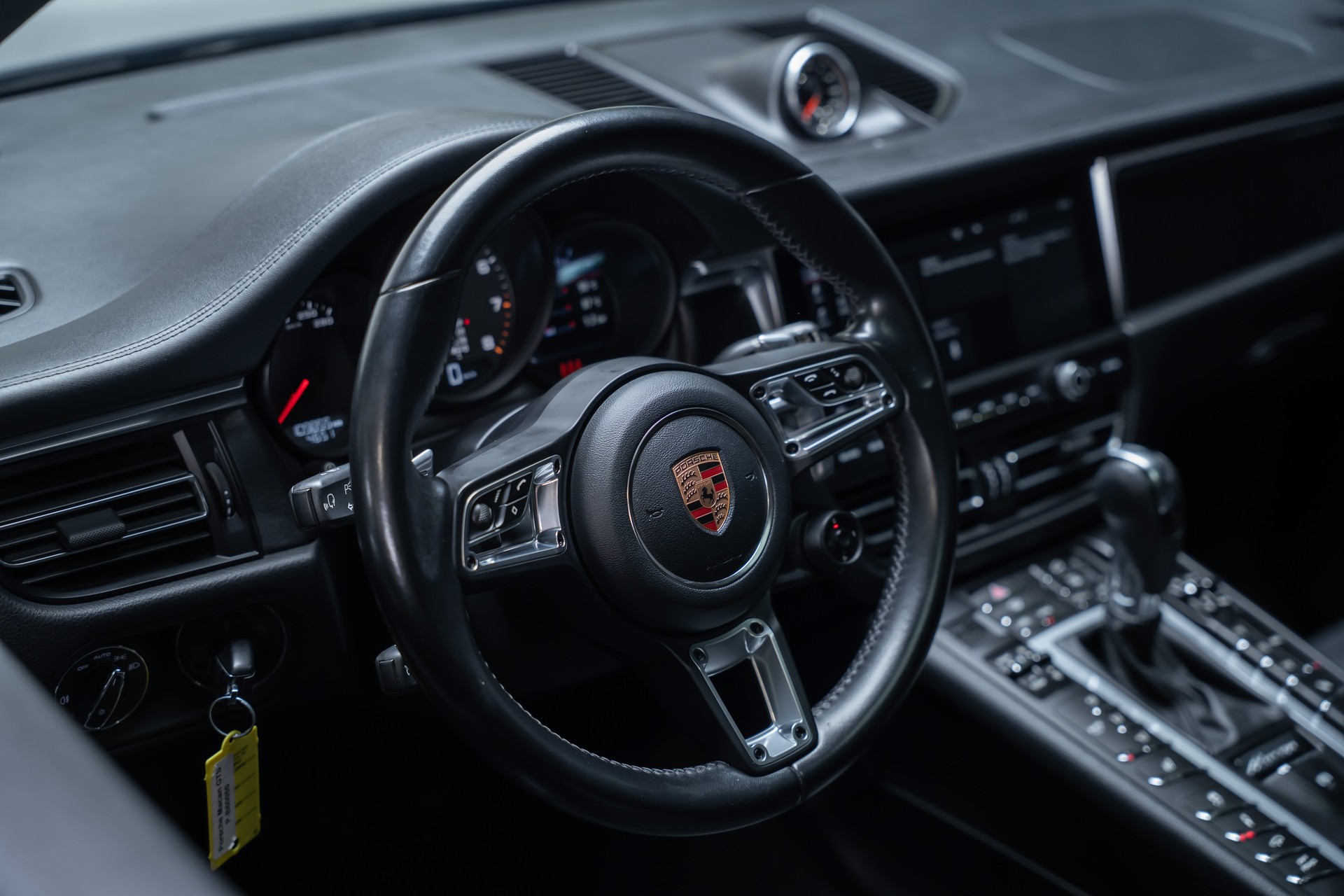 PORSCHE Macan 2.9 V6 GTS / CH-Fahrzeug / Sport-Chrono / Panorama-Schiebedach-image-12