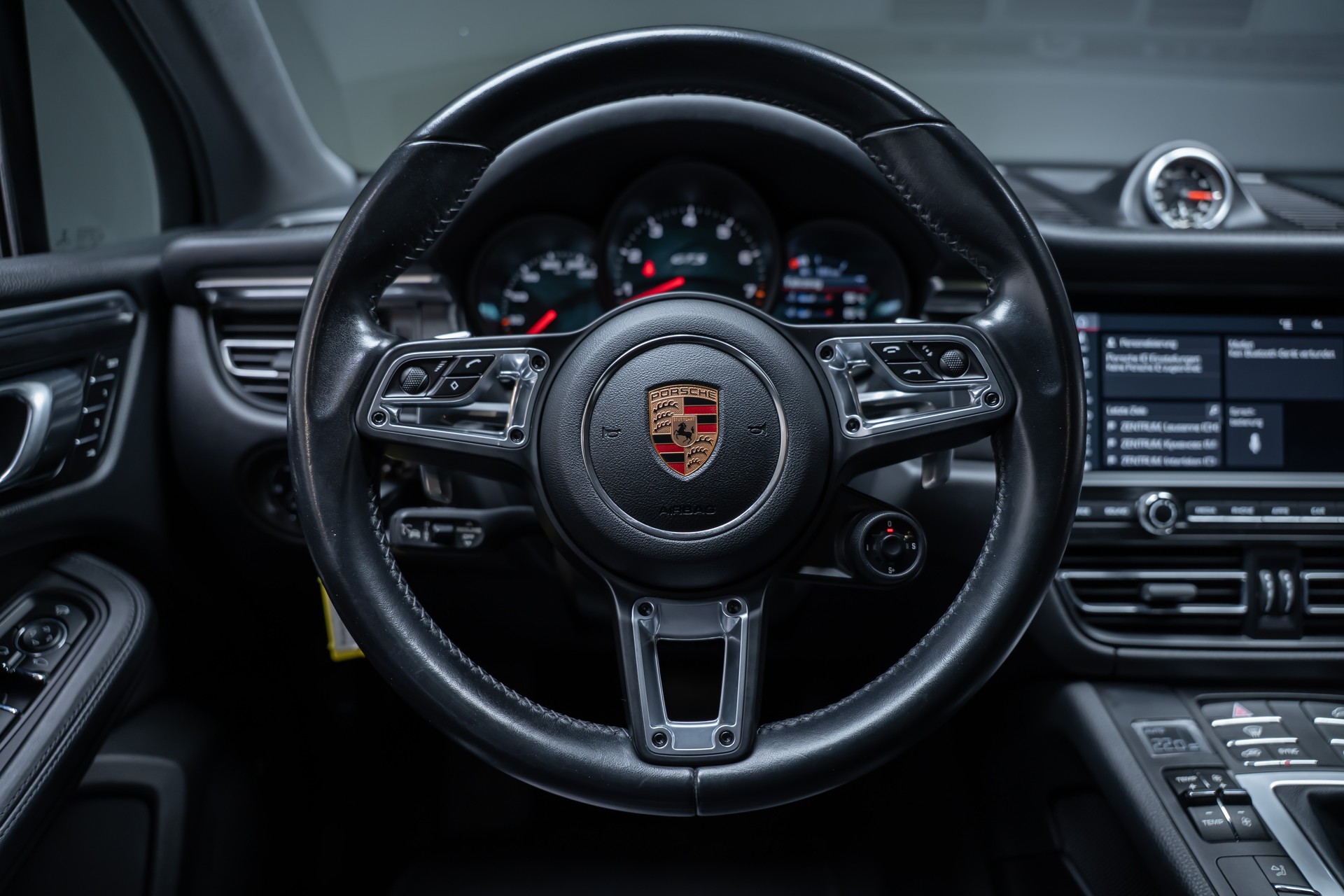 PORSCHE Macan 2.9 V6 GTS / CH-Fahrzeug / Sport-Chrono / Panorama-Schiebedach-image-24