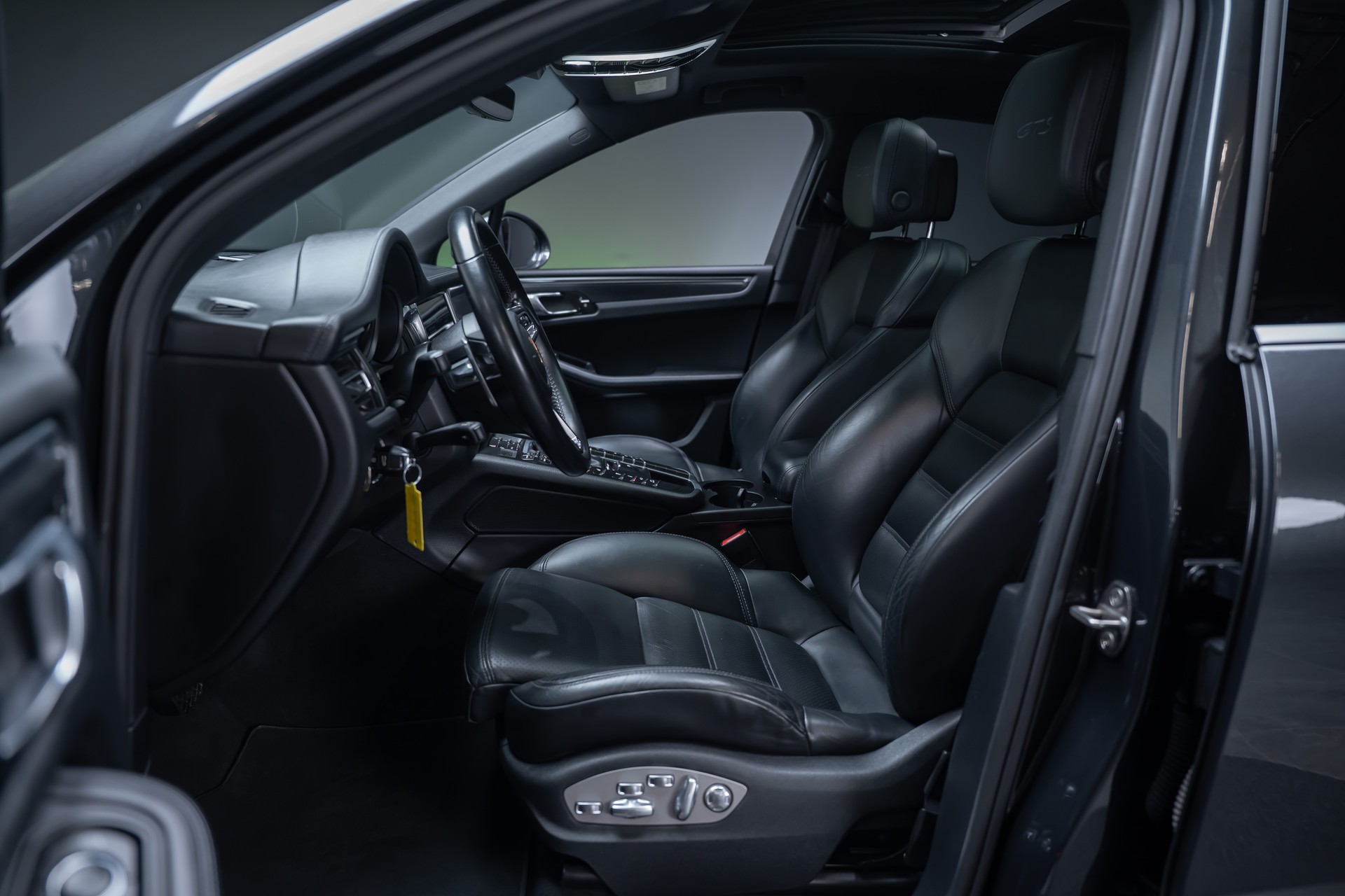 PORSCHE Macan 2.9 V6 GTS / CH-Fahrzeug / Sport-Chrono / Panorama-Schiebedach-image-10