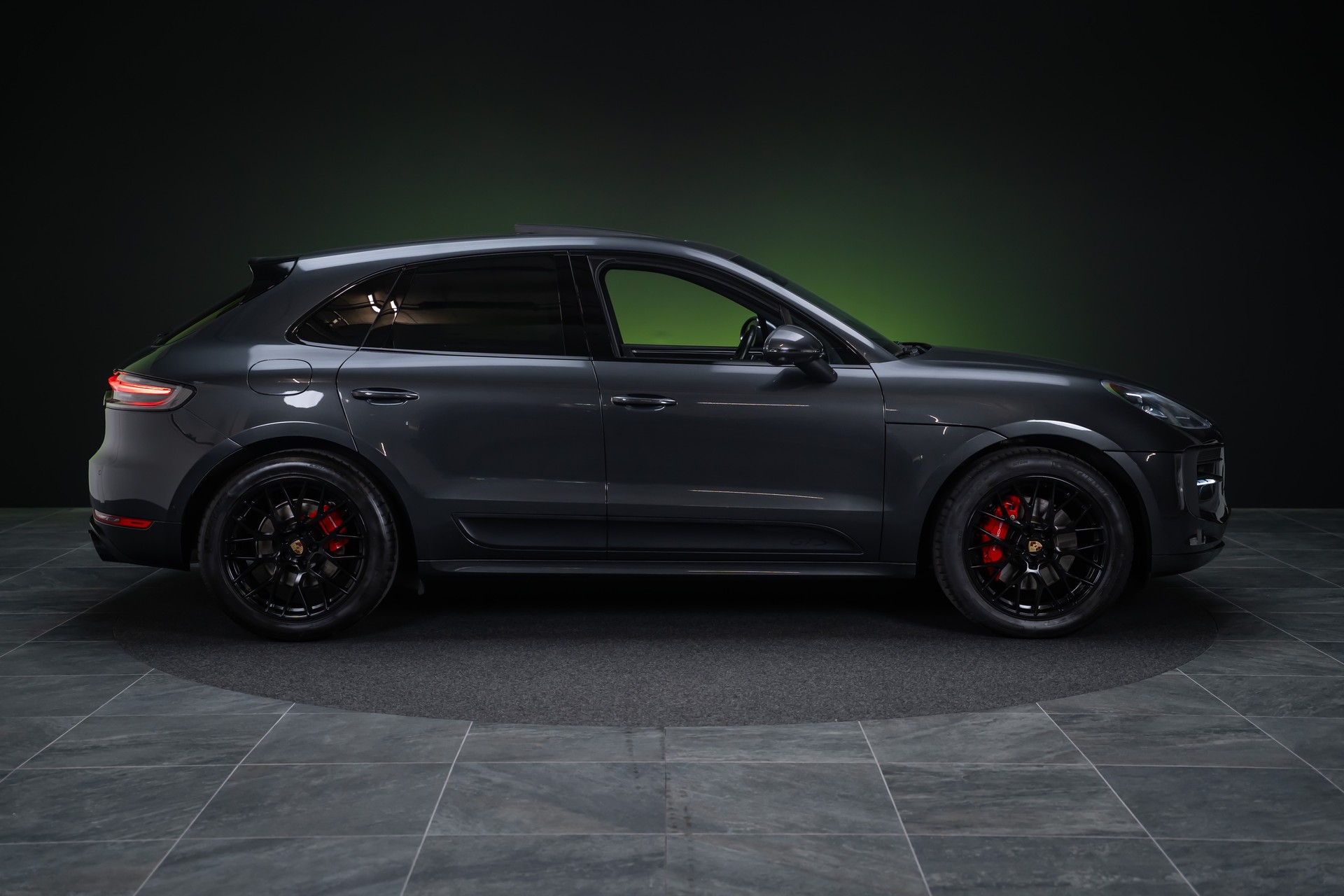 PORSCHE Macan 2.9 V6 GTS / CH-Fahrzeug / Sport-Chrono / Panorama-Schiebedach-image-3