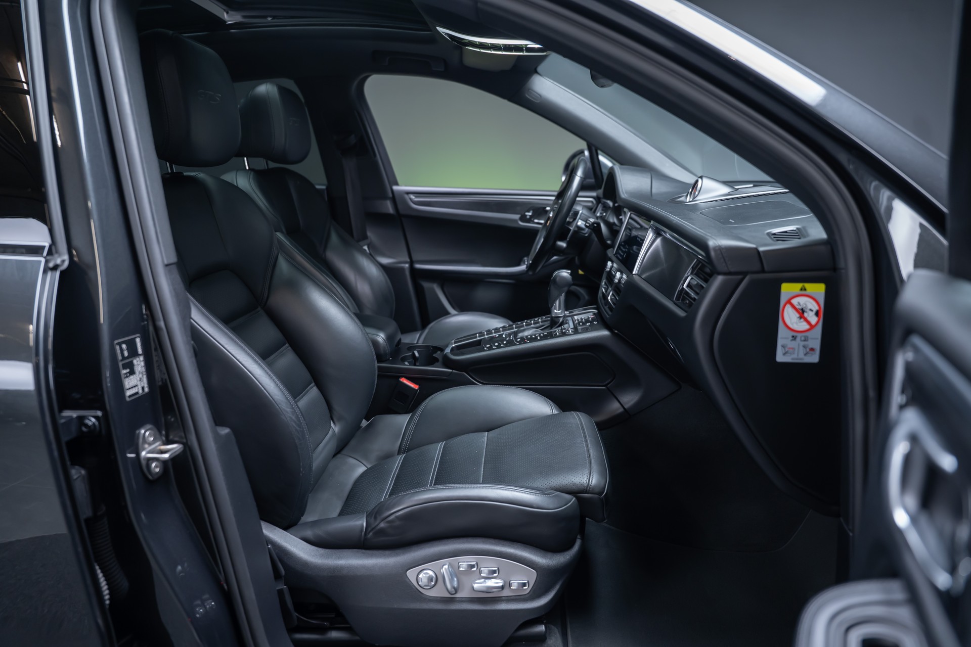 PORSCHE Macan 2.9 V6 GTS / CH-Fahrzeug / Sport-Chrono / Panorama-Schiebedach-image-21