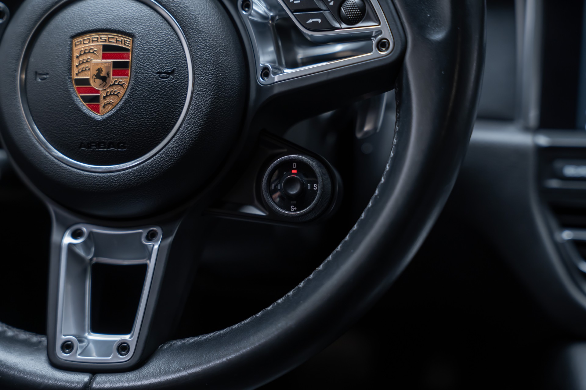 PORSCHE Macan 2.9 V6 GTS / CH-Fahrzeug / Sport-Chrono / Panorama-Schiebedach-image-27