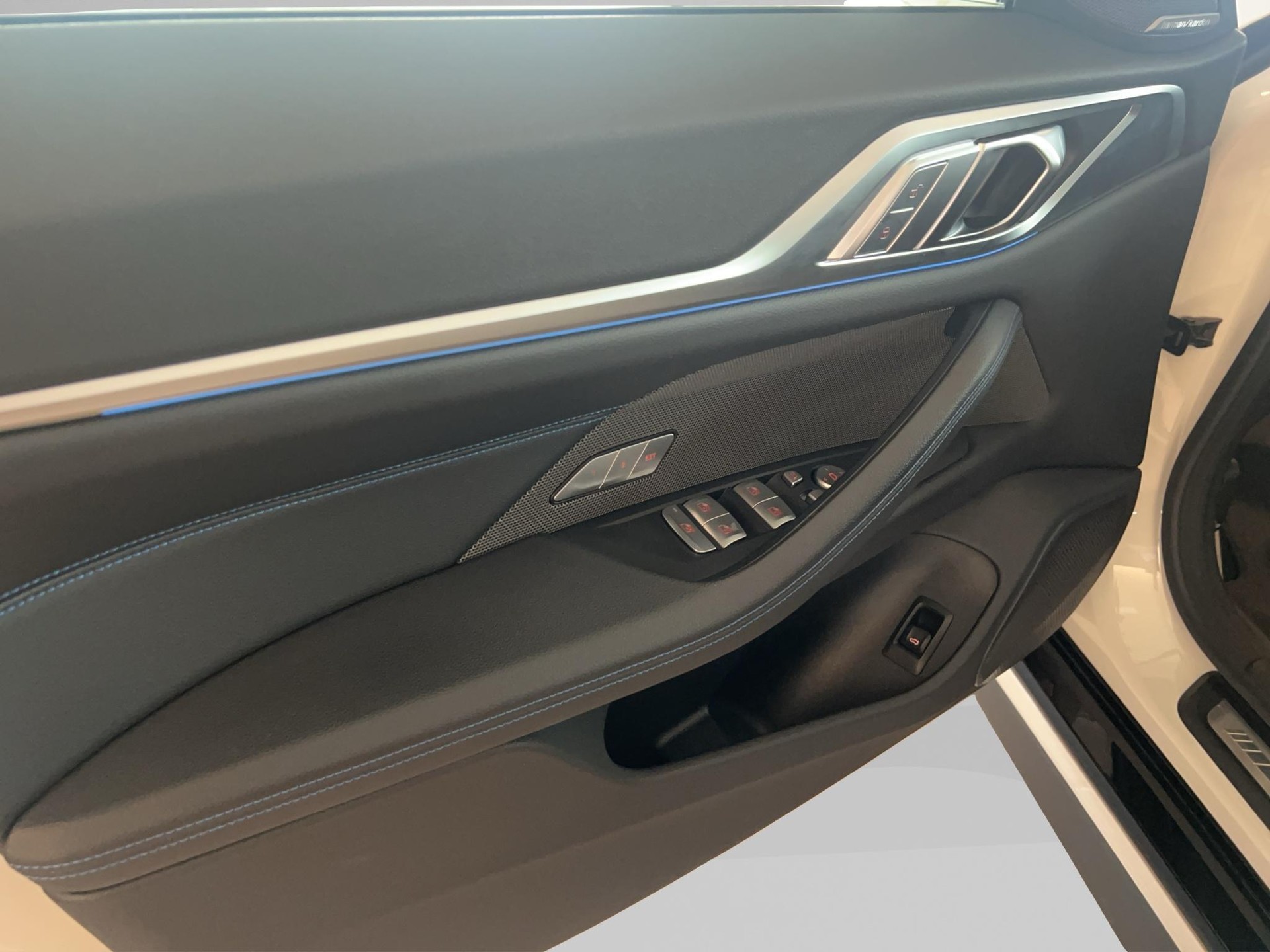 BMW i4 xDrive M50-image-17