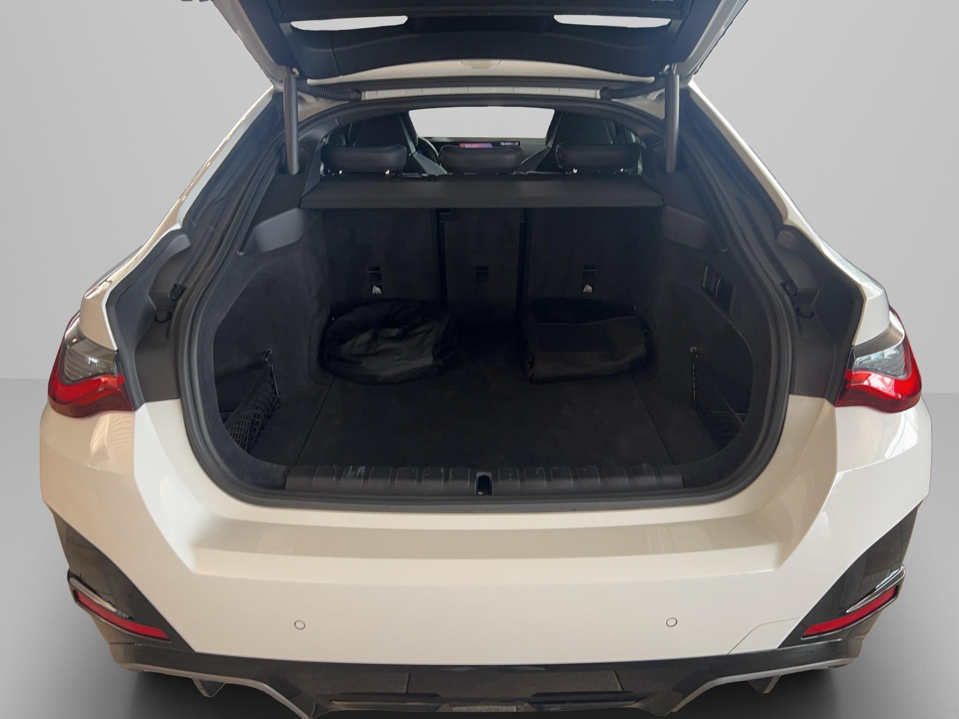BMW i4 xDrive M50-image-9
