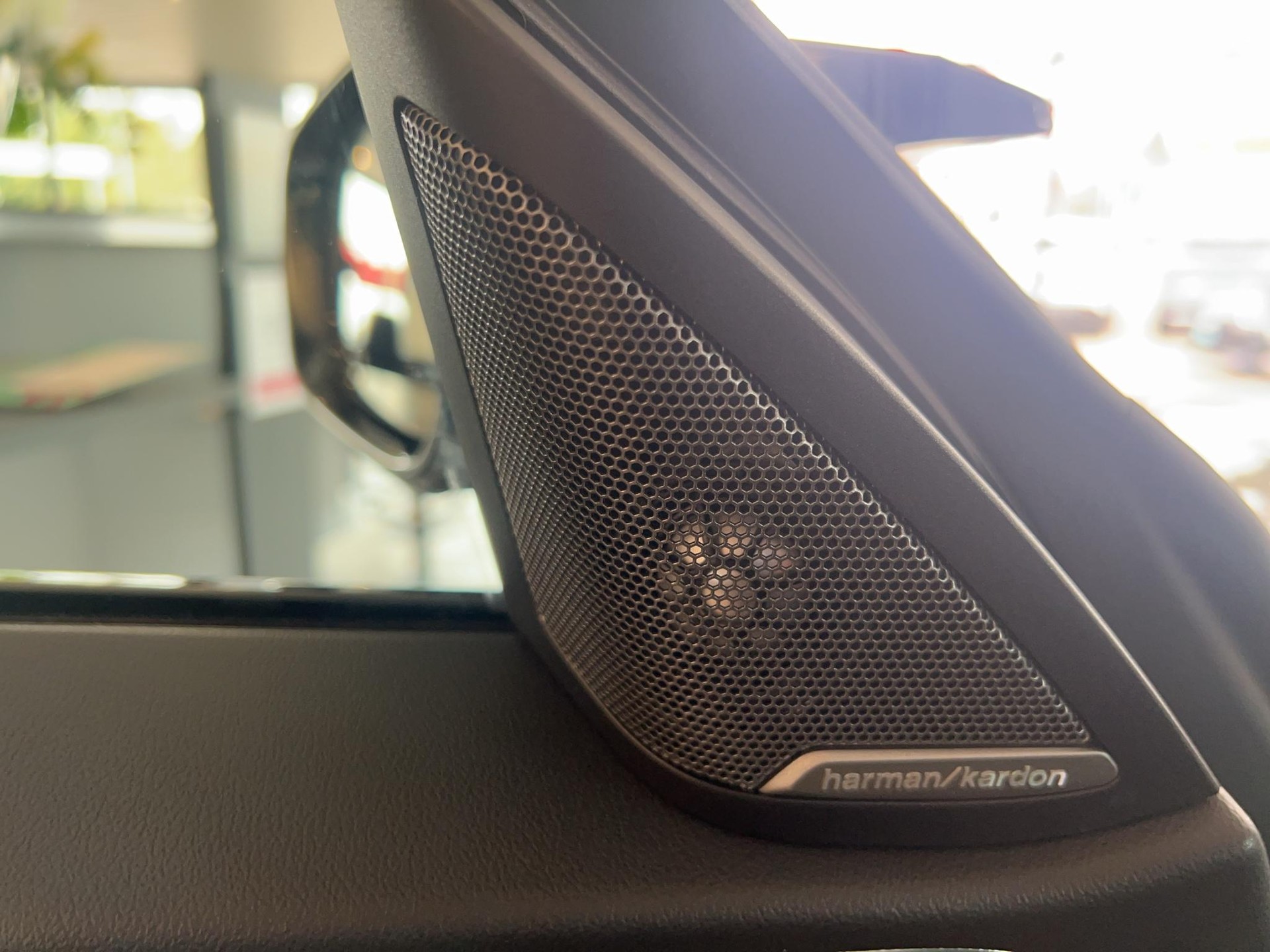 BMW i4 xDrive M50-image-19