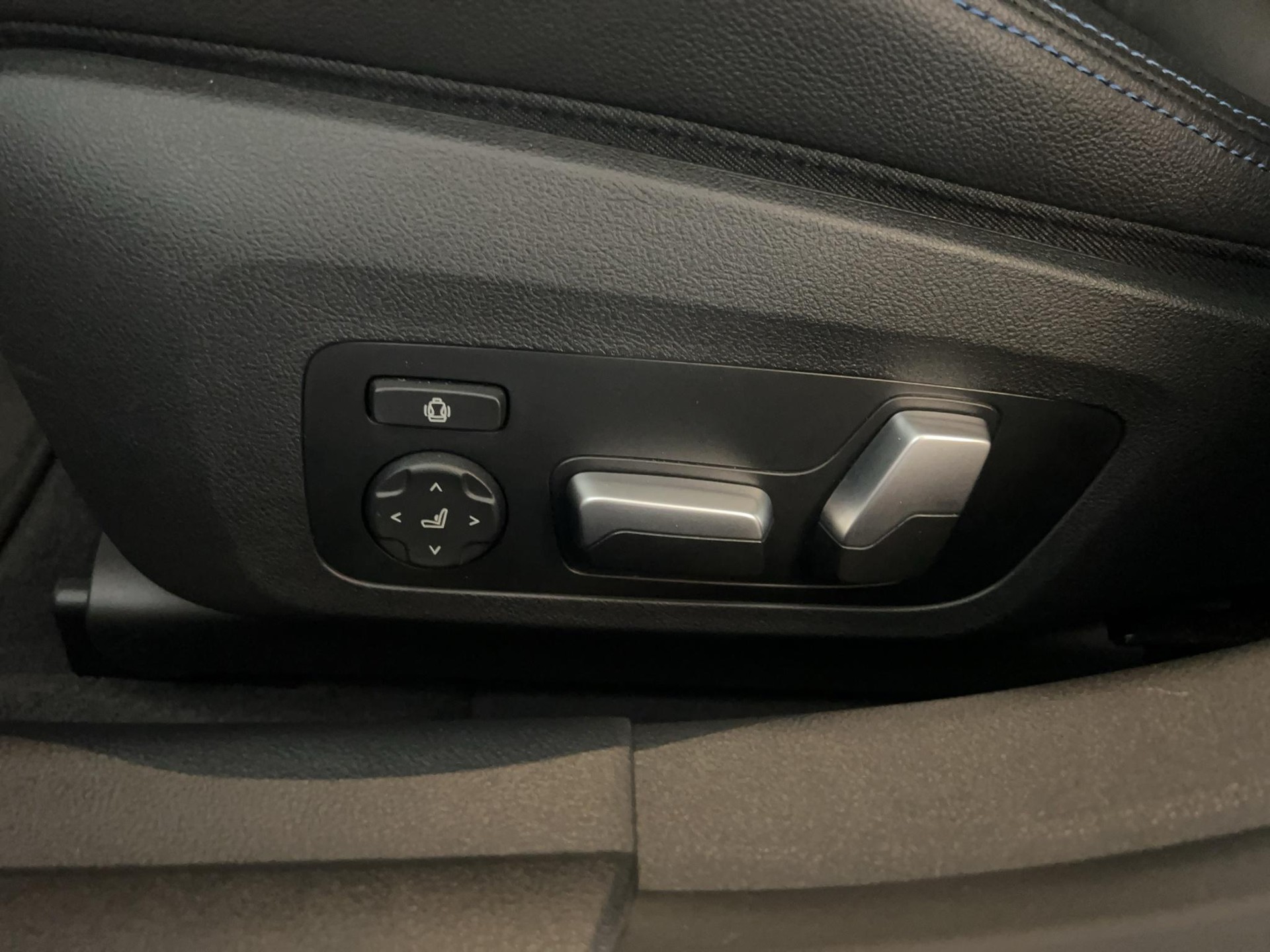 BMW i4 xDrive M50-image-18