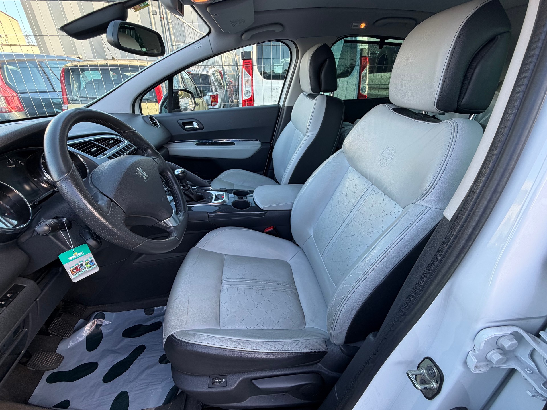 PEUGEOT 3008 1.6 16V T Sport Pack-image-5