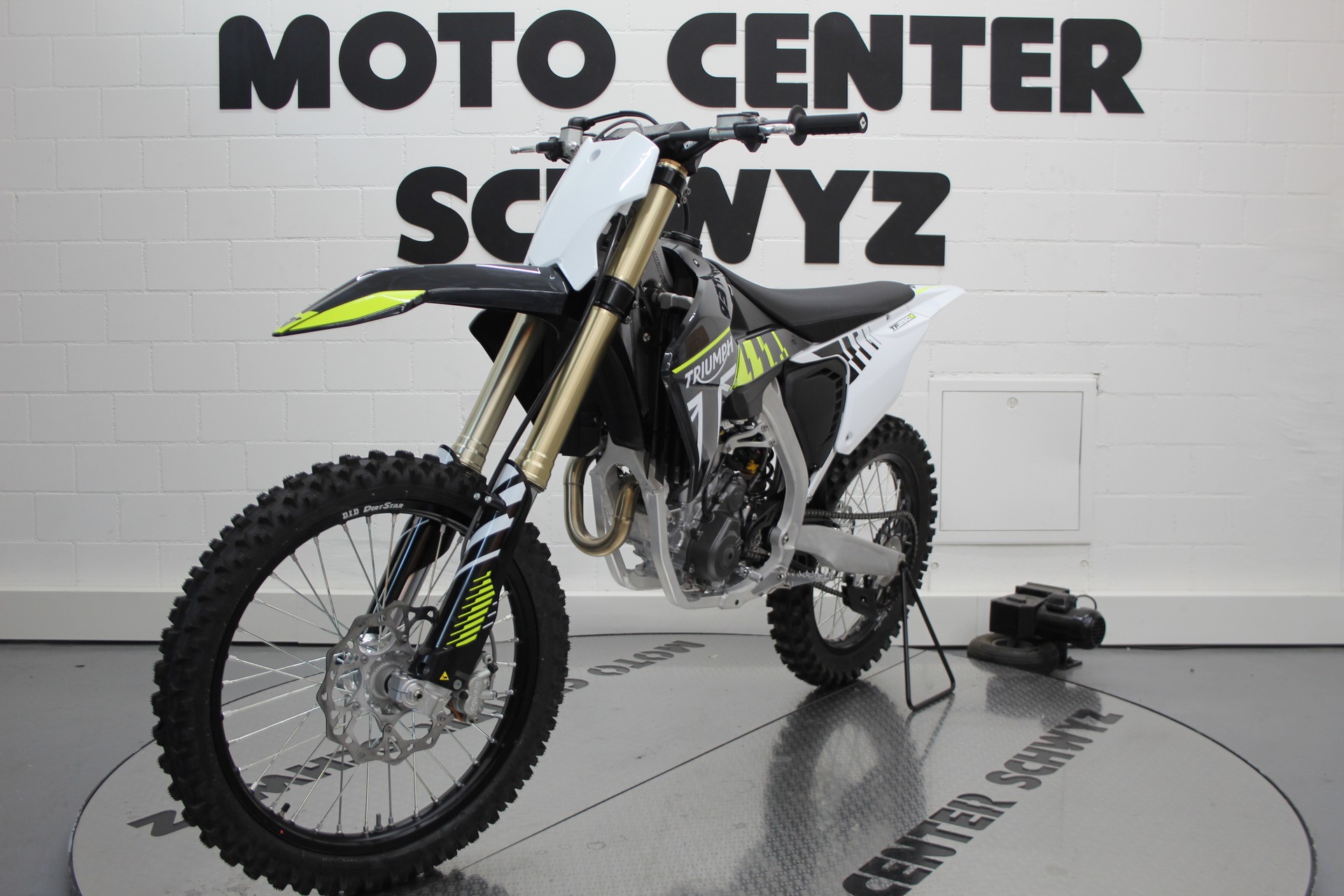 TRIUMPH TF 250-X-showroom-element-3