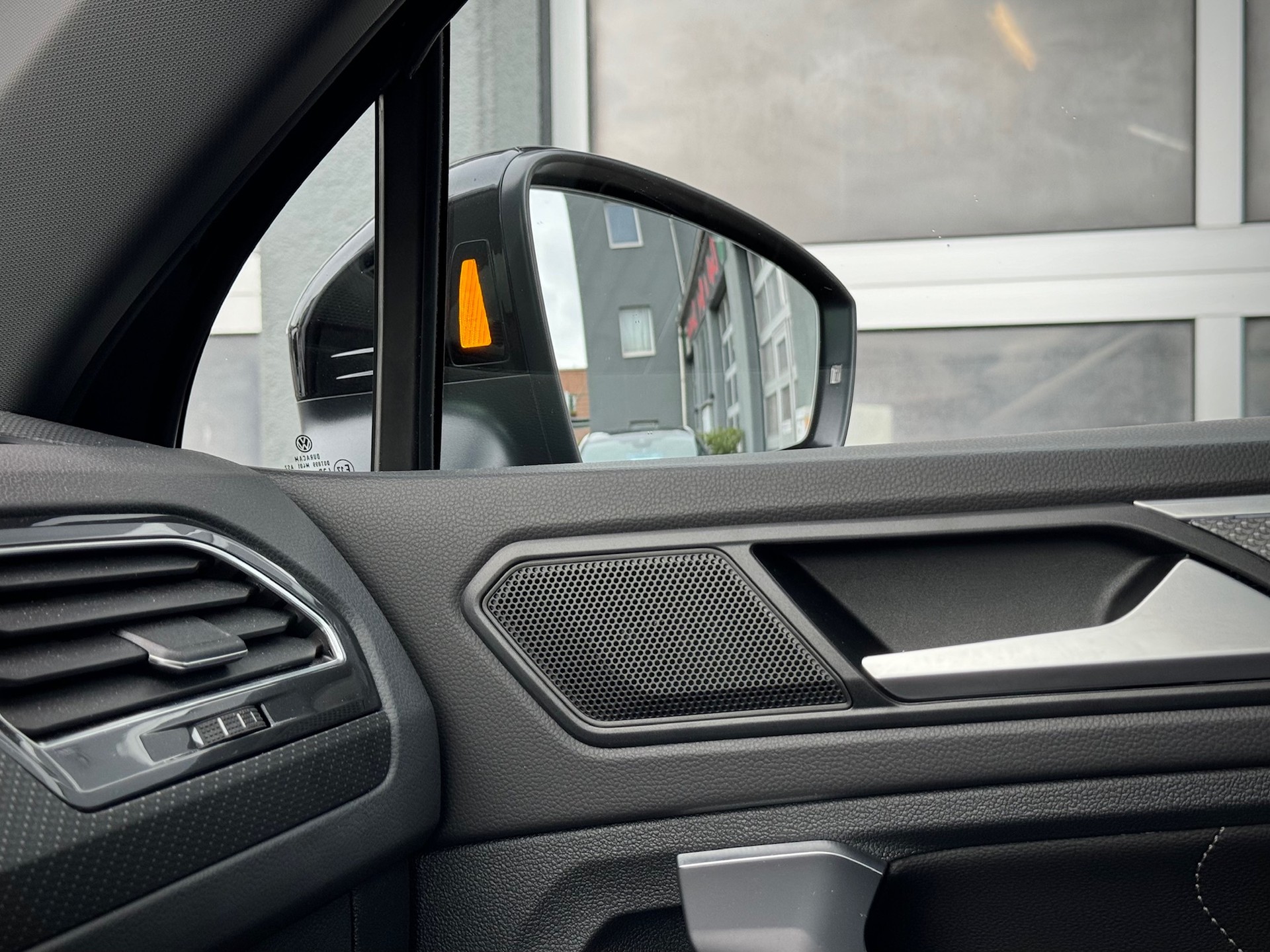 VW Tiguan 2.0TSI R-Line 4Motion DSG - Véhicule Suisse (CH)-image-12