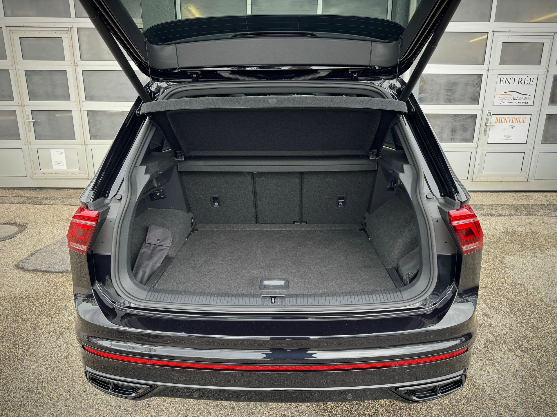 VW Tiguan 2.0TSI R-Line 4Motion DSG - Véhicule Suisse (CH)-image-13