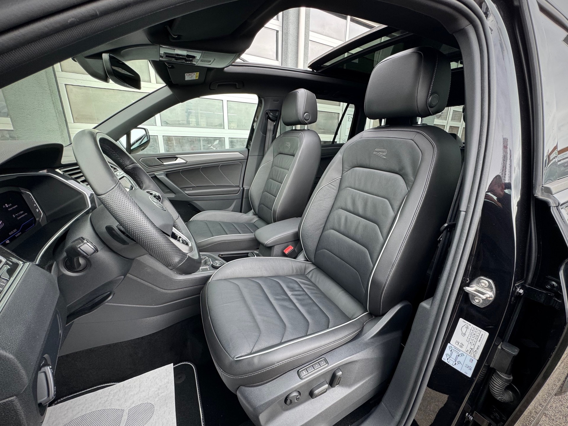 VW Tiguan 2.0TSI R-Line 4Motion DSG - Véhicule Suisse (CH)-image-3