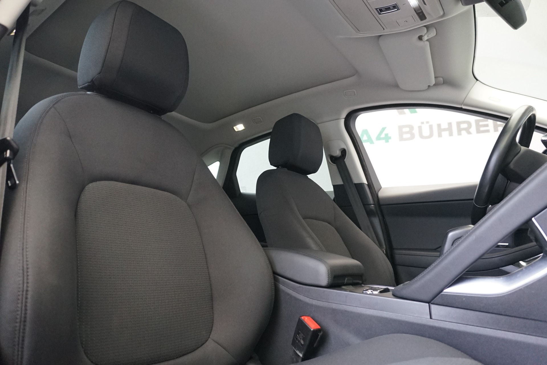 JAGUAR E-Pace P200 AWD 100% Benziner-image-21