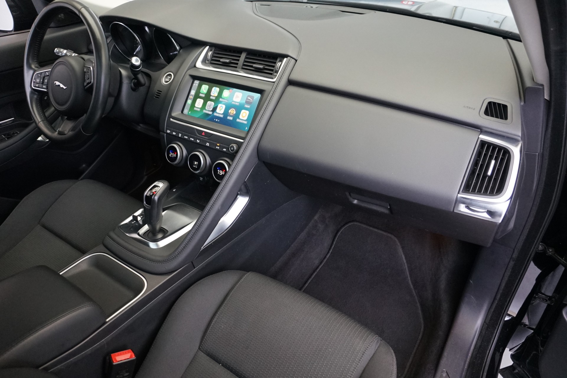JAGUAR E-Pace P200 AWD 100% Benziner-image-16
