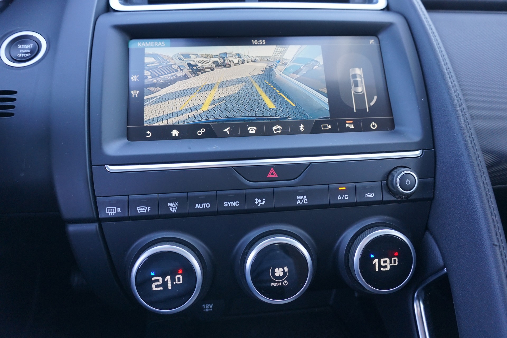 JAGUAR E-Pace P200 AWD 100% Benziner-image-19