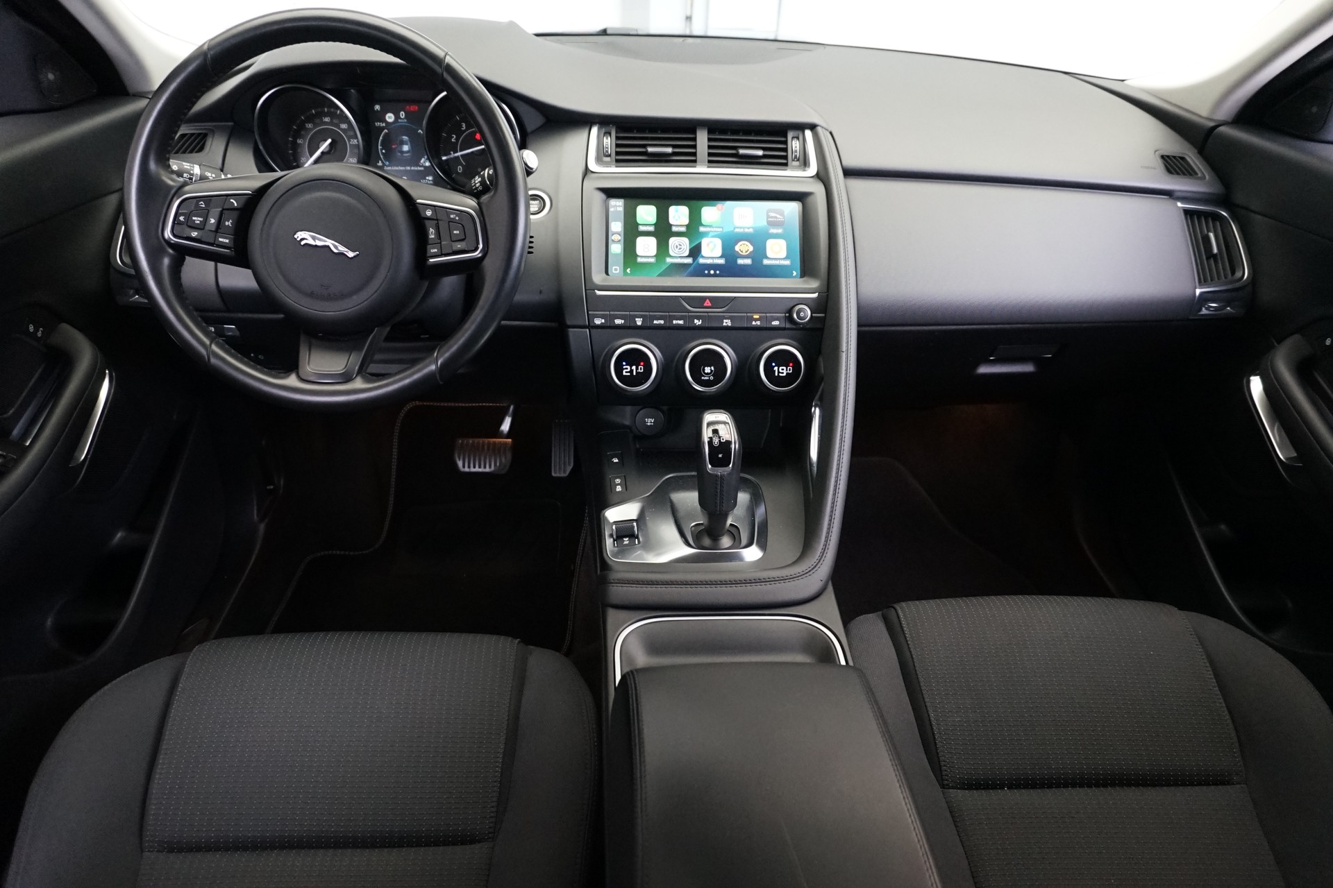 JAGUAR E-Pace P200 AWD 100% Benziner-image-14