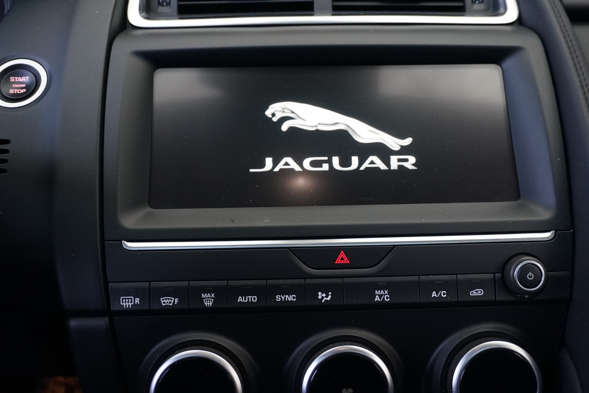 JAGUAR E-Pace P200 AWD 100% Benziner-image-22