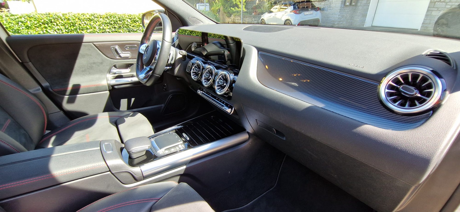 MERCEDES-BENZ GLA 250e AMG Line 8G-DCT-image-13