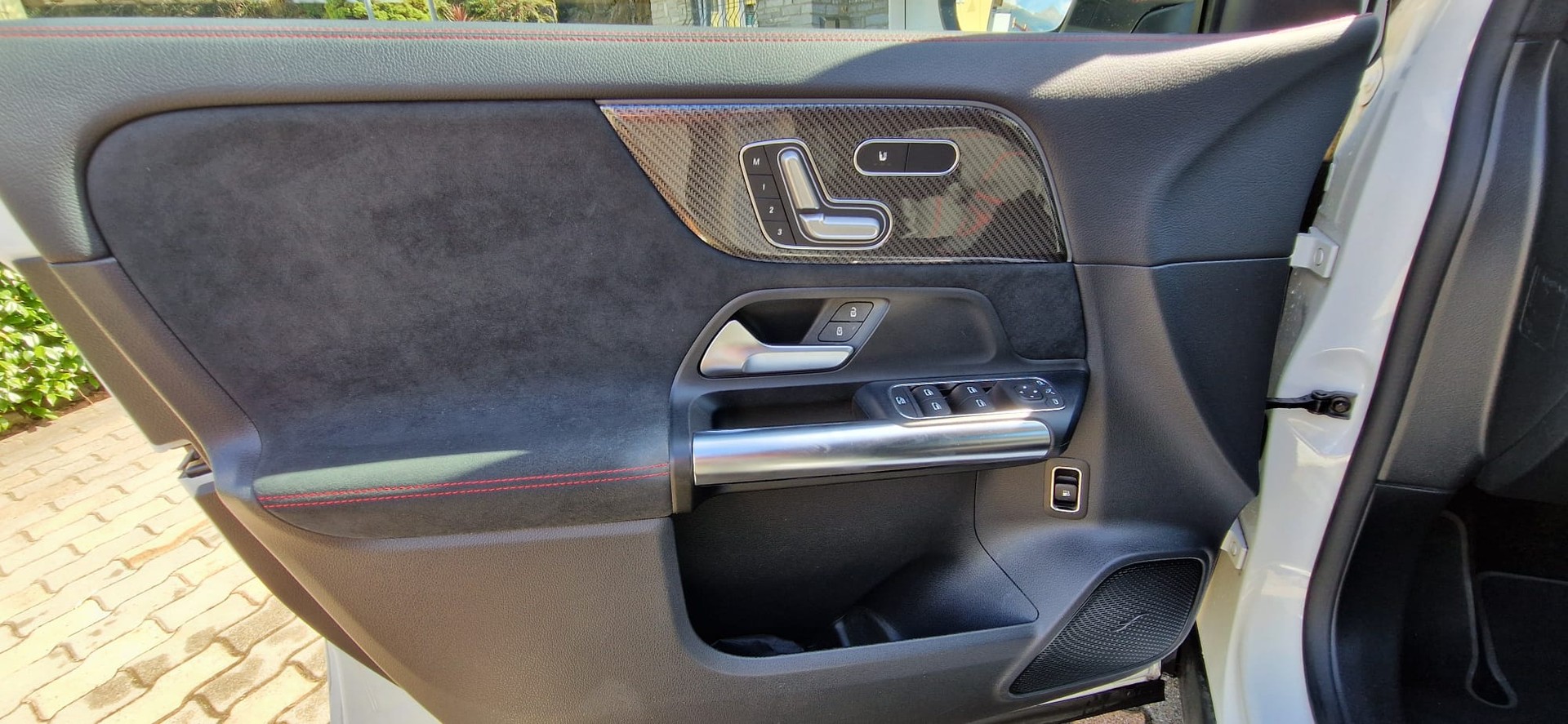 MERCEDES-BENZ GLA 250e AMG Line 8G-DCT-image-3