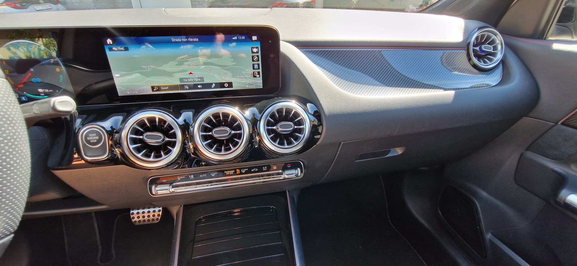 MERCEDES-BENZ GLA 250e AMG Line 8G-DCT-image-2