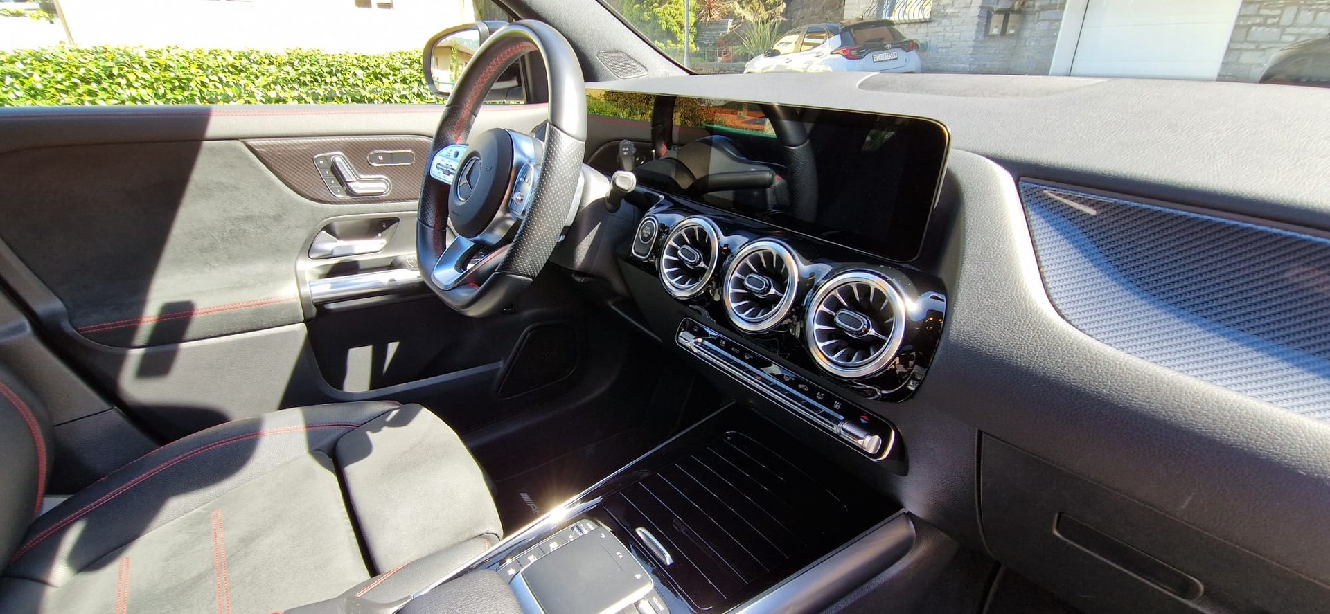 MERCEDES-BENZ GLA 250e AMG Line 8G-DCT-image-12