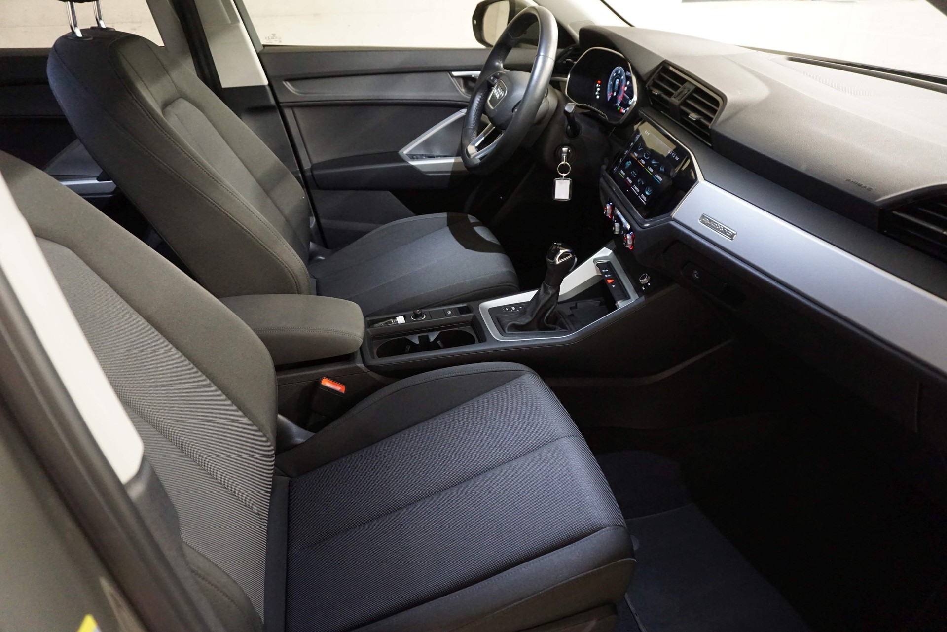 AUDI Q3 35 TDI advanced quattro S-tronic-image-8